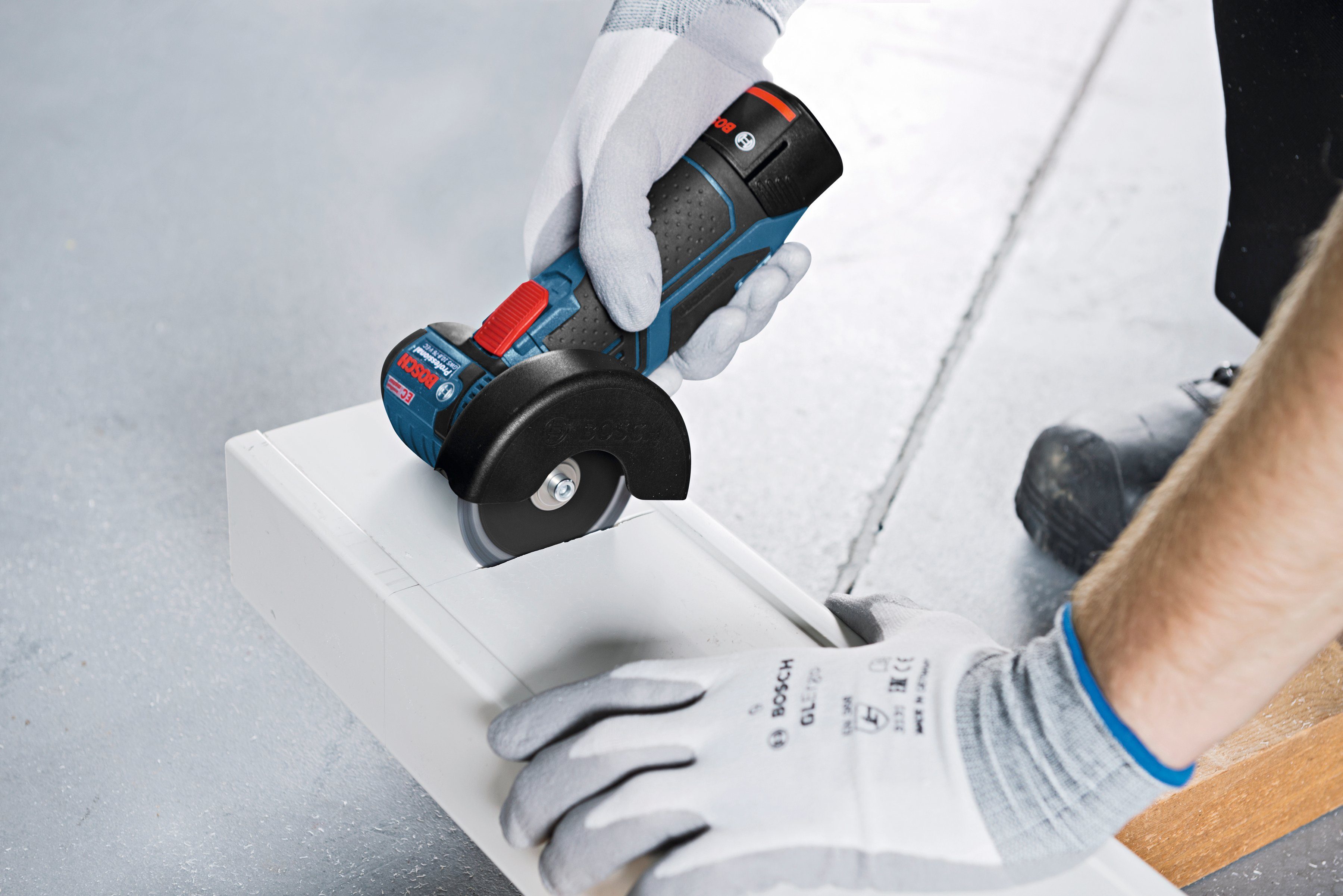 Bosch Professional Akku-Winkelschleifer GWS 12V-76, max. 19500 U/min, mit 2 Akkus und Schnellladegerät – Bild 4 von 4