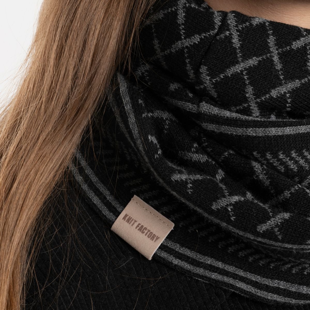 Knit Factory Strickschal Dusk Loop Schal Schwarz/Anthrazit, (1-St), Schal Halstuch Dreiecksschal Tuch Strickmode