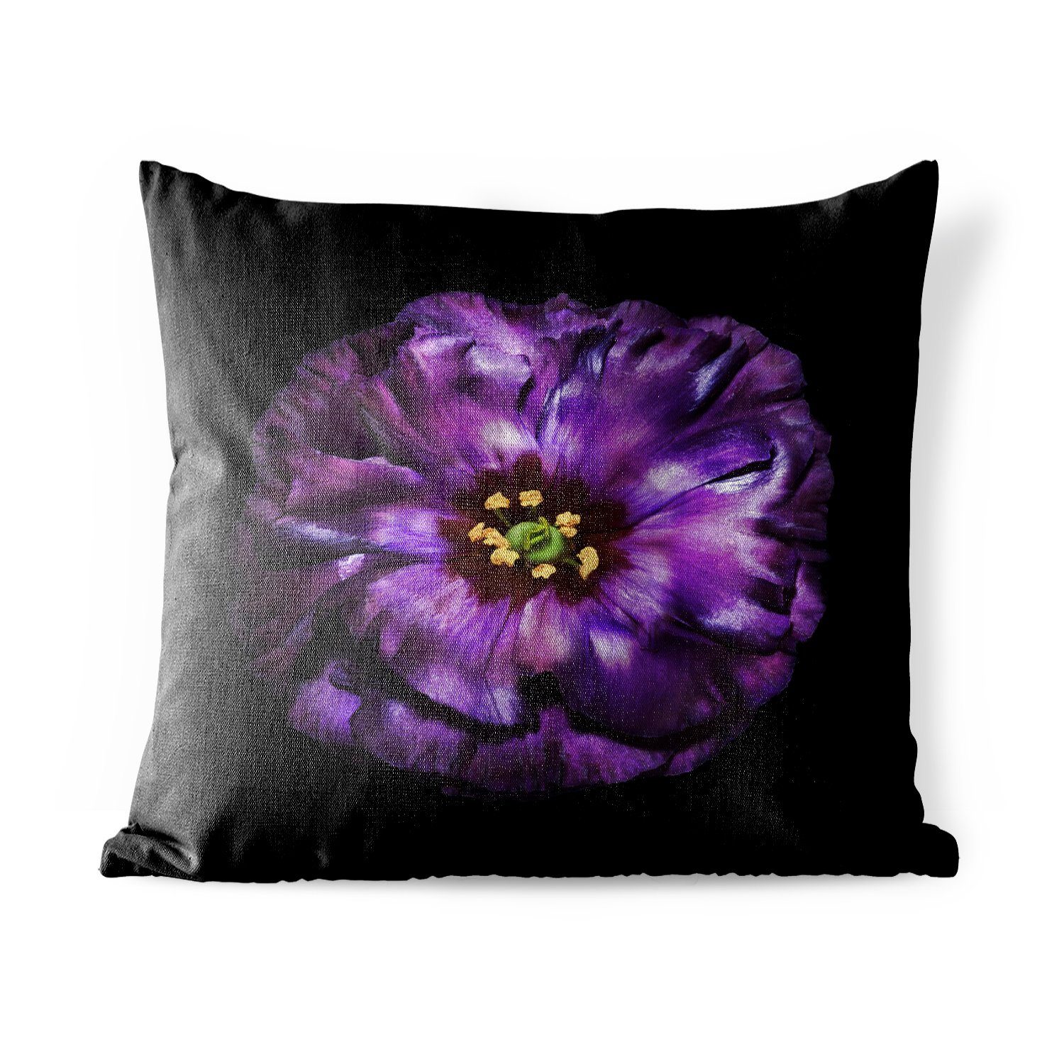 MuchoWow Dekokissen Eine violette Blume vor schwarzem Hintergrund abgebildet, Kissenbezüge, Kissenhülle, Dekokissen, Dekokissenbezug, Outdoor