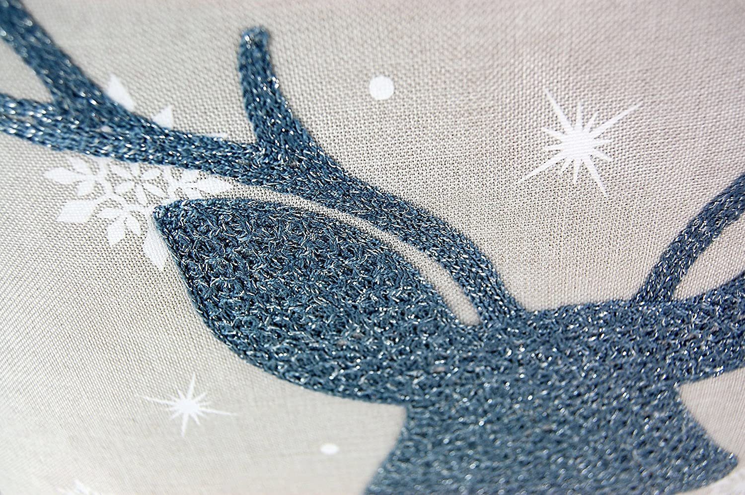 Weihnachtsdeko, Stickerei Hellgrau Tischdecke mit weiß eisblau bestickt Hirsch Silber TextilDepot24