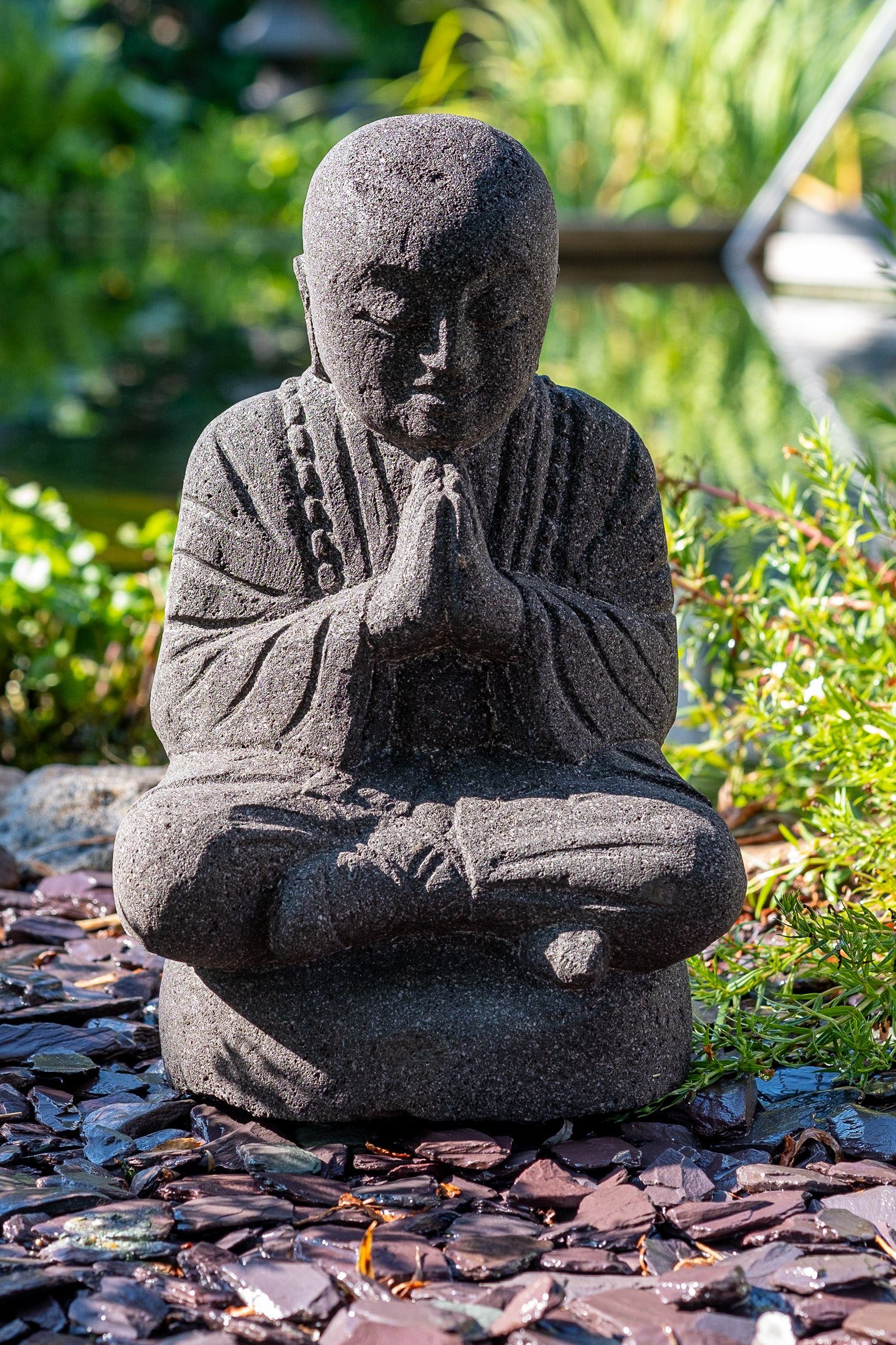 IDYL Gartenfigur Lavastein Figur Shaolin aus wetterfest leichten – Mönch, Reine industrielles und Handarbeit kein mit Einschüssen Naturprodukt – frostsicher – Produkt ein Steinguss. Lavastein –