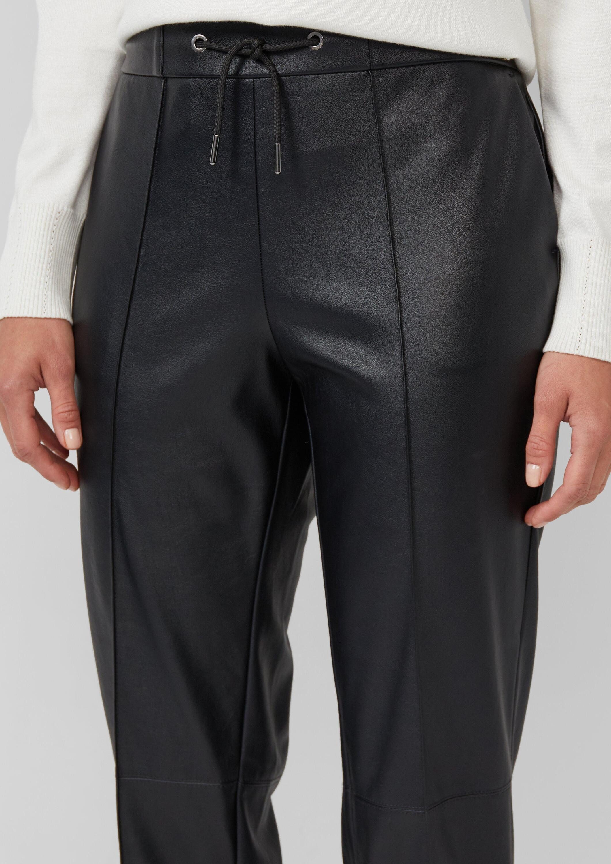 s.Oliver Jogginghose Hose Jogpants aus Lederimitat mit Elastikbund und Tunnelzug