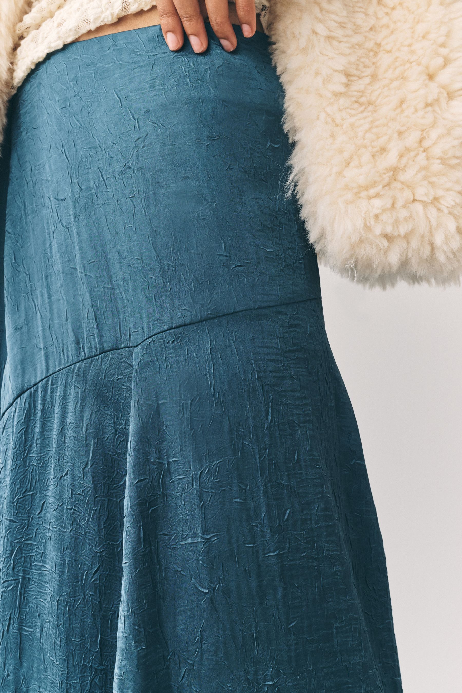 Next Midirock Asymmetrischer Midirock aus Satin in Knitteroptik (1-tlg)