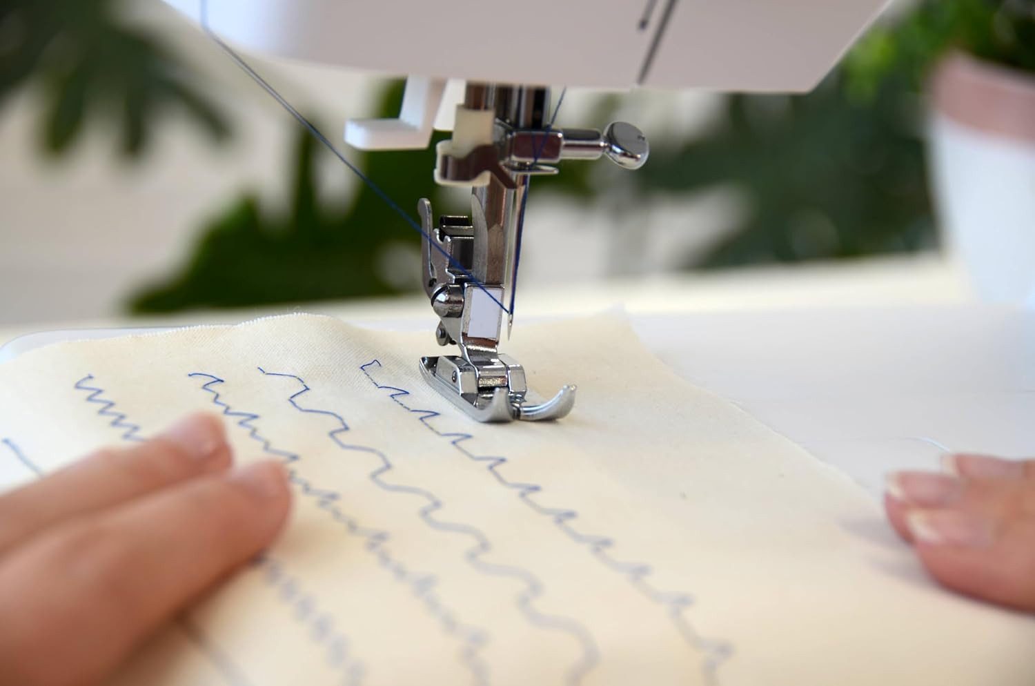 Bernette Freiarm-Nähmaschine sew&go 3 - Einfädelautomatik, Fadenabschneider, einfache Bedienung, 19 Programme, Einstellbar: Stichlänge, Fadenspannung, Nähfußdruck - 4 Nähfüße