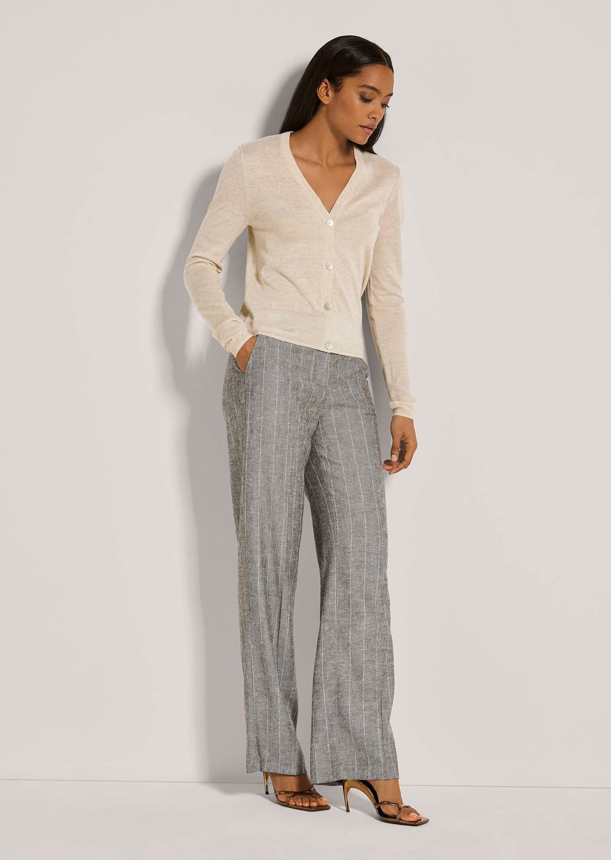 MADELEINE Strickjacke Elegante Jacke mit Glanzeffekten V-Ausschnitt, schimmernde Knöpfe, tailliert, Langarm