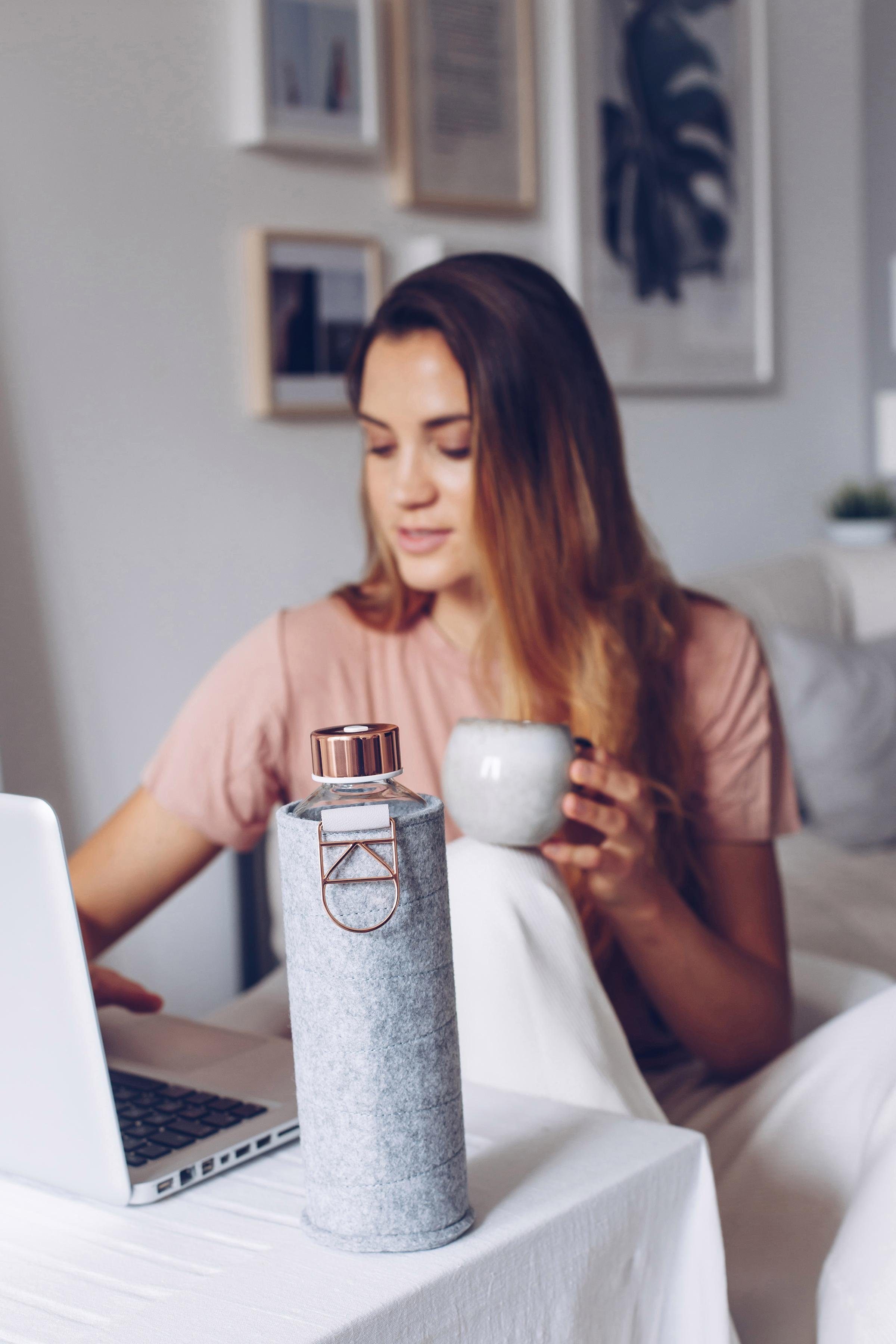 equa Trinkflasche Mismatch, Borosilikatglas, mit Filzcover und Metallgriff