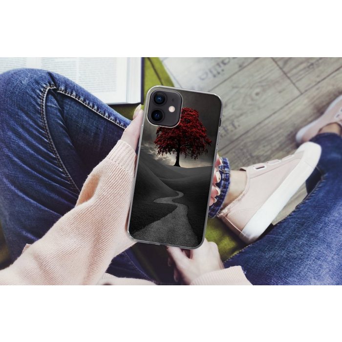 MuchoWow Handyhülle Ein Schwarz-Weiß-Foto mit einem großen roten Baum Handyhülle Apple iPhone 12 Smartphone-Bumper Print Handy ZV11043
