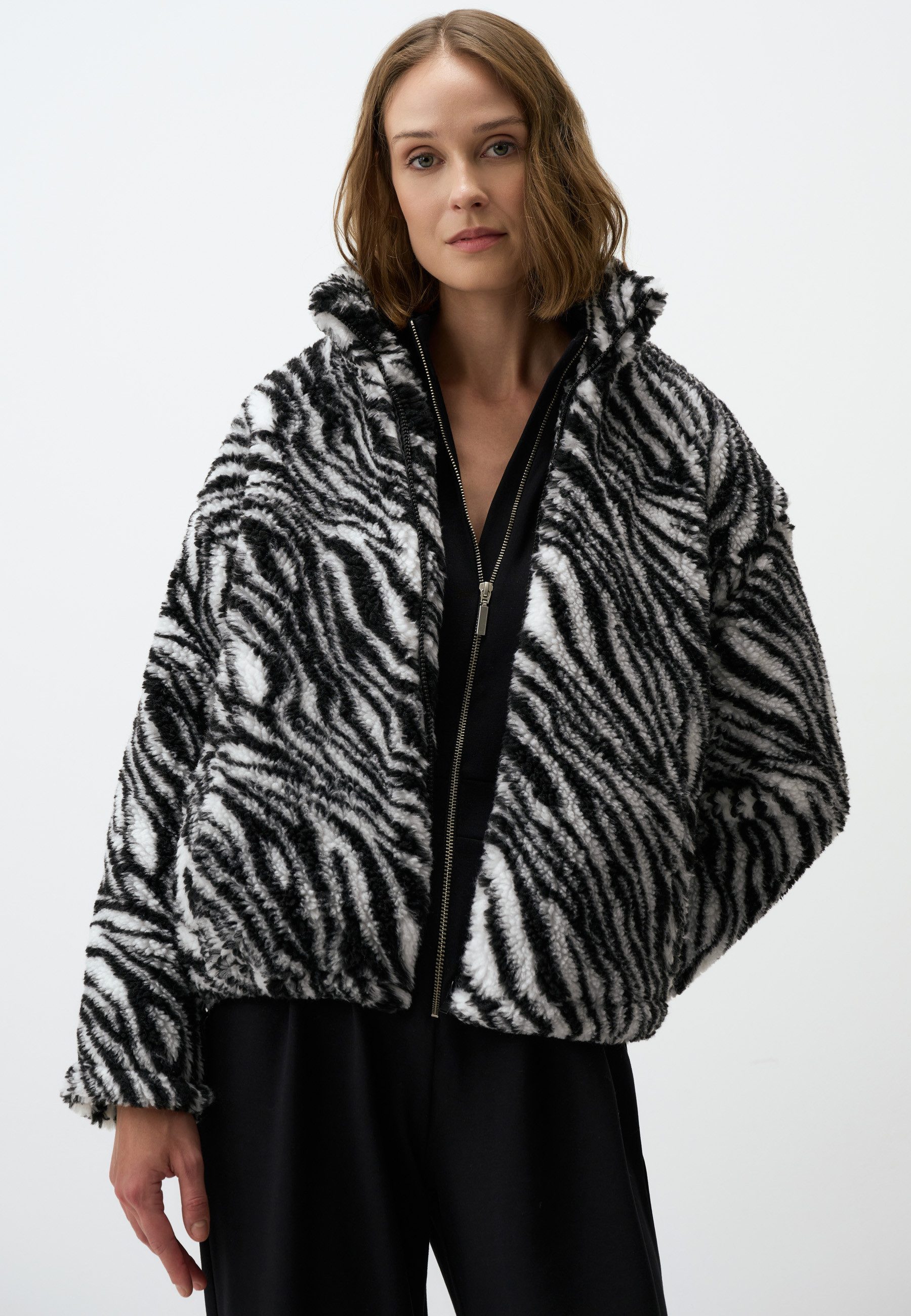 Jackett Gemusterte Strickplüschjacke Mit Stehkragen Und Langen Ärmeln