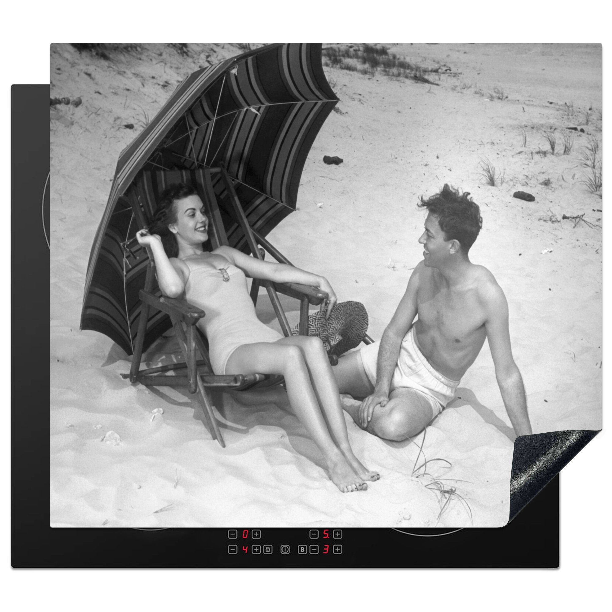 MuchoWow Herdblende-/Abdeckplatte Badeanzug - Ehepaar - Strand, Vinyl, (1 tlg), 59x52 cm, Ceranfeldabdeckung für die küche, Induktionsmatte