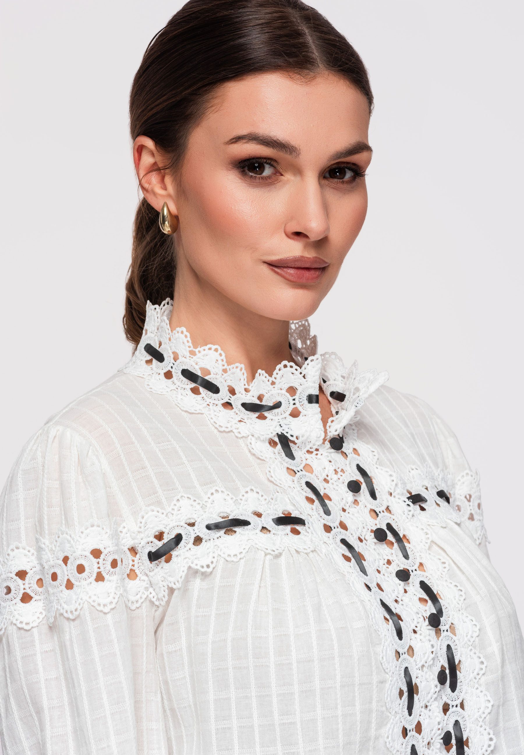 OMBRE Hemdbluse Damen Bluse mit Spitze im Vintage-Stil Weiß S/M (kein Set, 1-tlg) Ażurowe wstawki, dekoracyjna taśma przewleczona przez koronkę – Bild 5 von 5