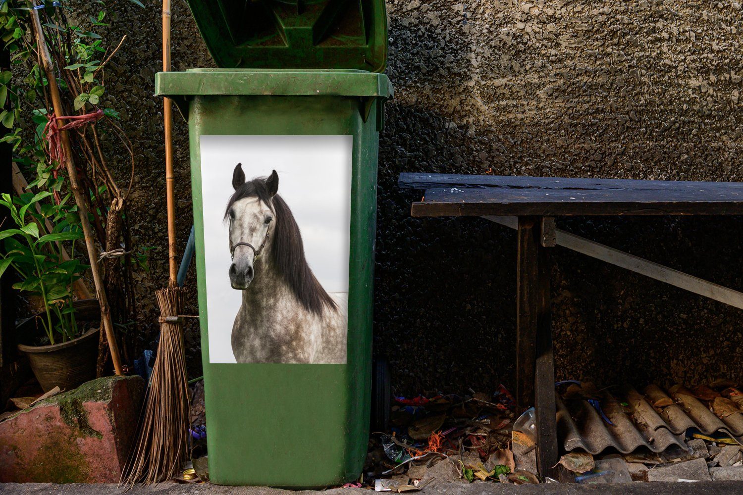 MuchoWow Wandsticker Pferd St), Sticker, (1 Andalusier Abfalbehälter - - Mülleimer-aufkleber, Grau - Mülltonne, Halfter Container