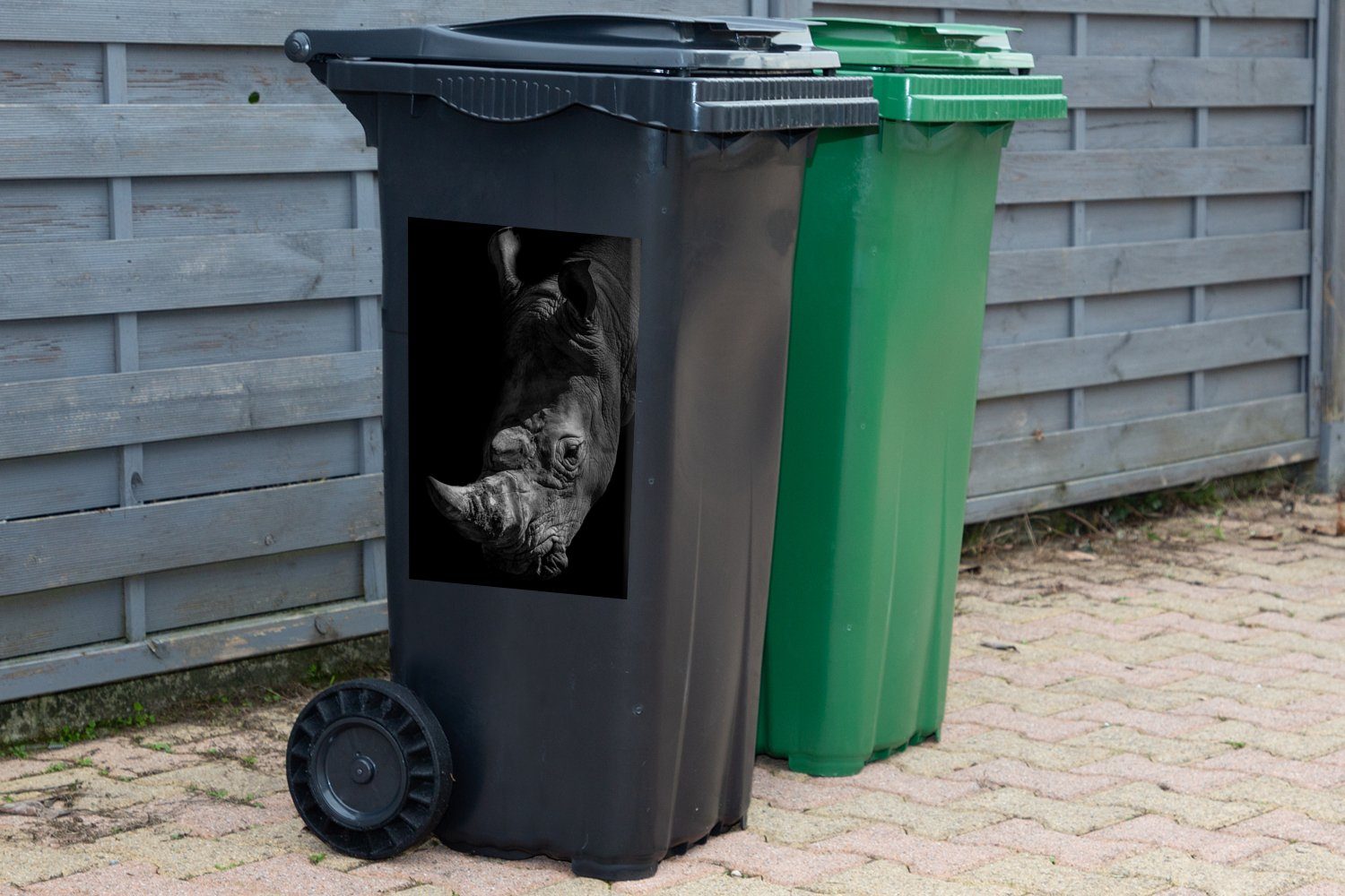 eines Abfalbehälter Wandsticker schwarzem St), Nashorns MuchoWow Nahaufnahme Container, auf (1 Hintergrund Mülltonne, Mülleimer-aufkleber, Sticker,
