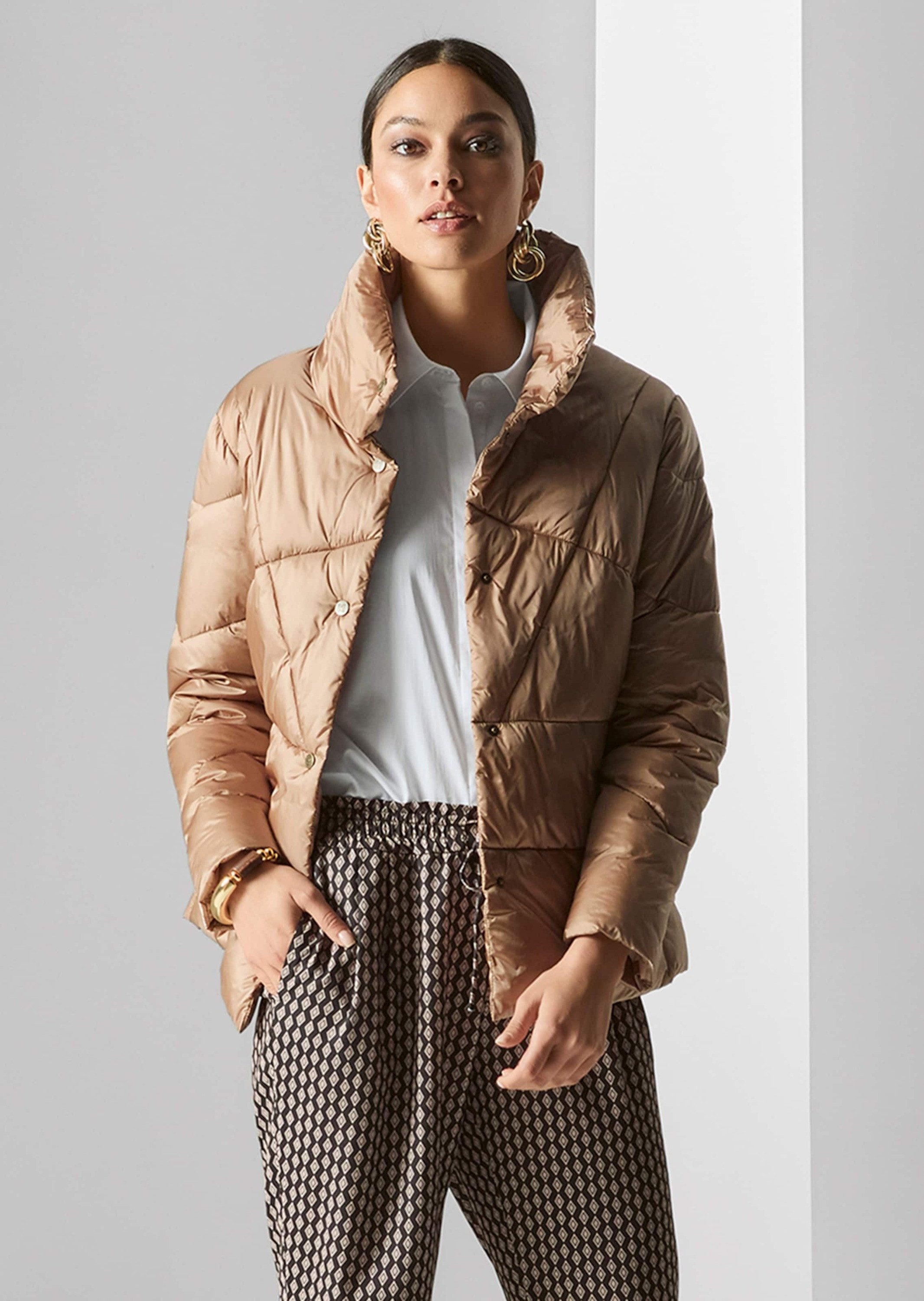 MADELEINE Steppjacke Wattierte Jacke mit Stehkragen, Stepp Farbakzente im Color-Blocking und hoher Kragen als Eyecatcher