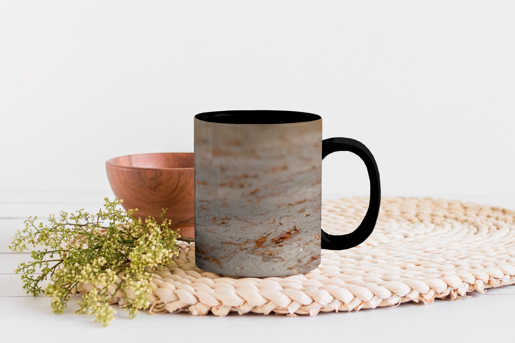 Kaffeetassen, Geschenk MuchoWow Farbwechsel, junger Keramik, Ein Sand, Beagle-Welpe im Tasse Teetasse, spielt Zaubertasse,