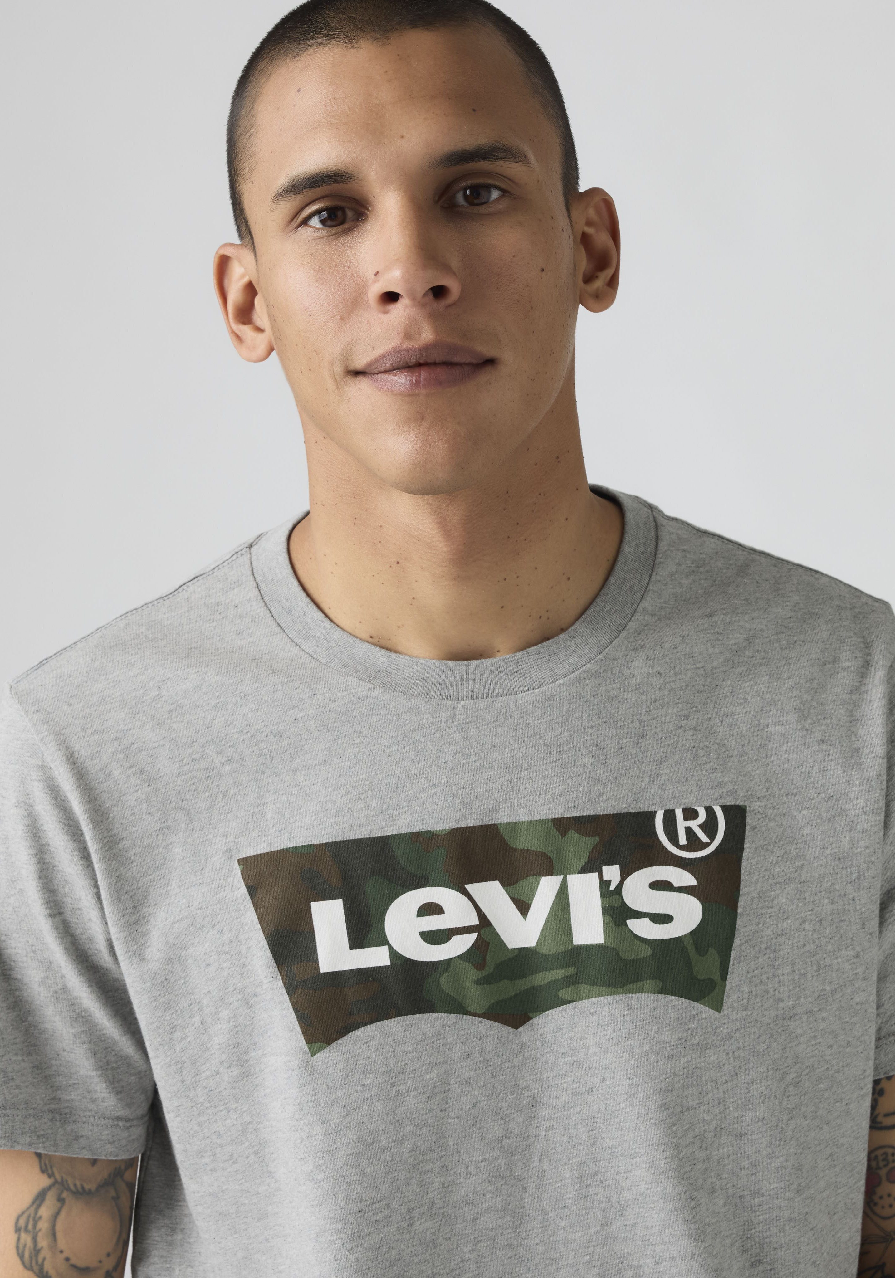 Levi's® T-Shirt Batwing Logo Tee mit Logo-Front-Print – Bild 4 von 5