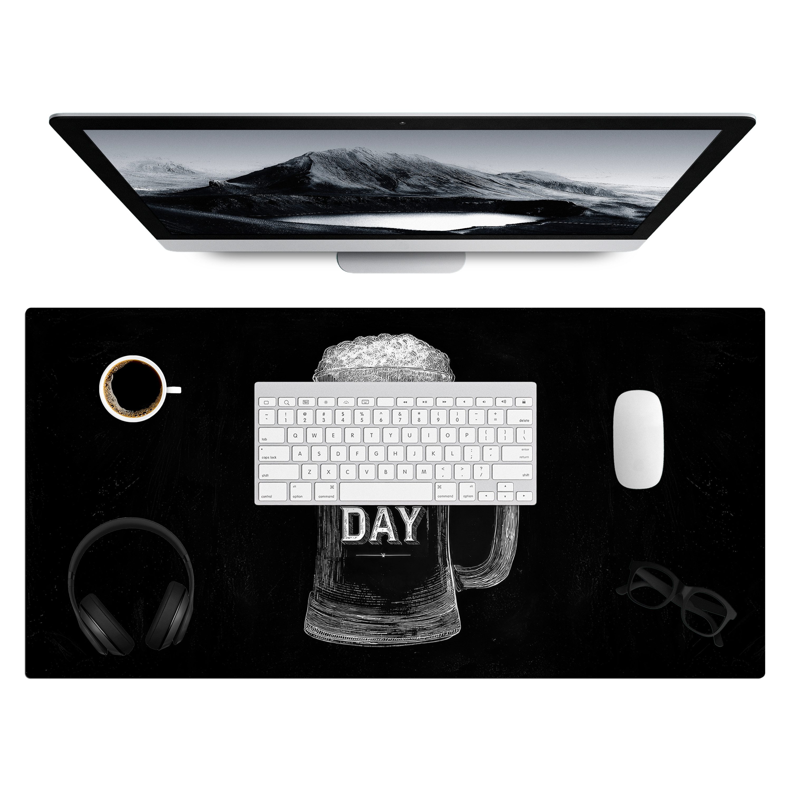 MuchoWow Gaming Mauspad Bierkrug - Weiße Kreidebuchstaben - Happy beer day (1-St), Gaming Mauspad XXL, Schreibtischunterlage, Desk Mat Groß, 80x40 cm