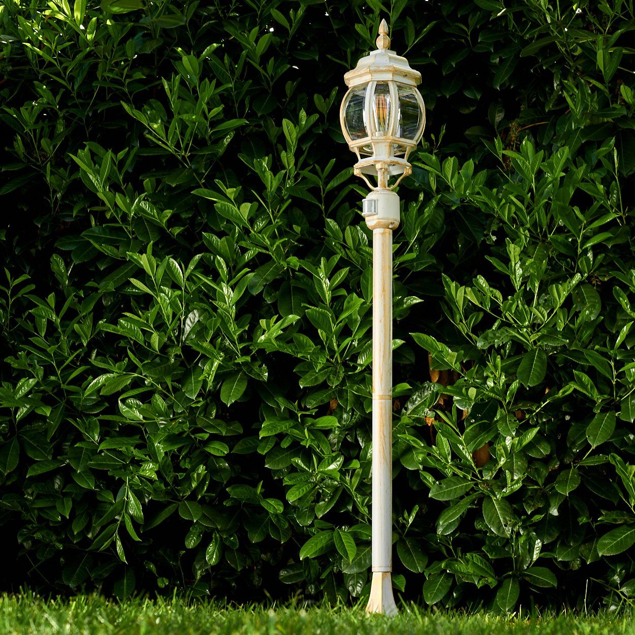 hofstein Außen-Stehlampe »Meyen« Außenleuchte, Aluguss in Weiß/Gold mit Kunststoff-Scheiben, ohne Leuchtmittel, Gartenlampe, E27, IP44 m. Bewegungsmelder