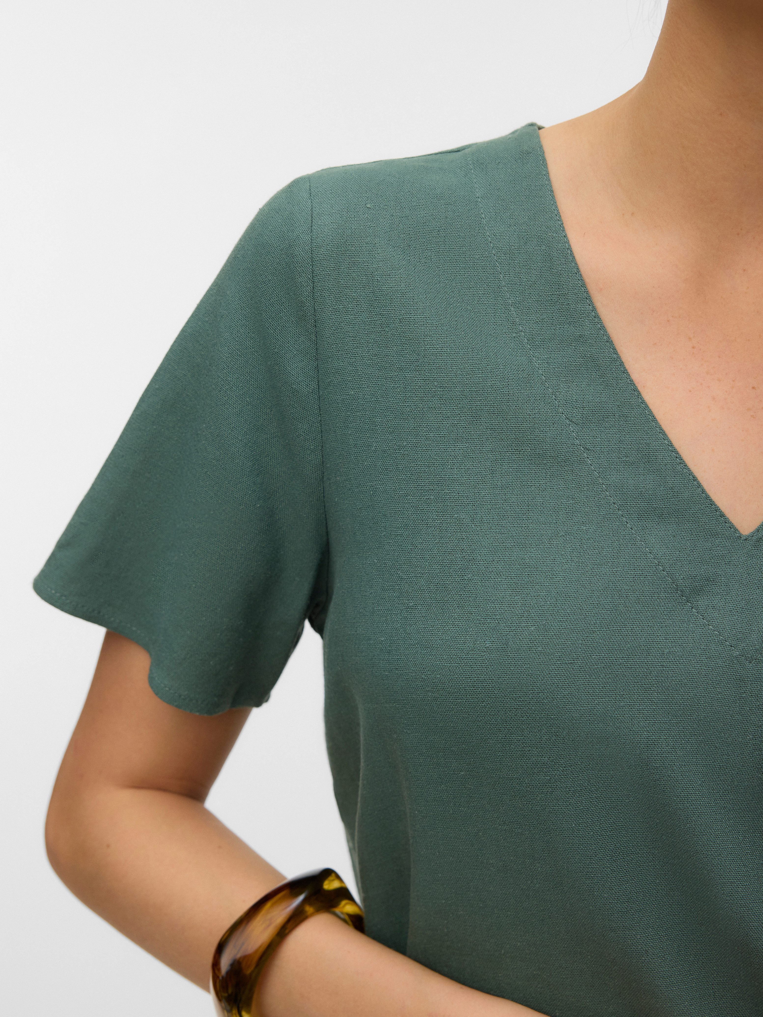 Vero Moda Blusenshirt VMMYMILO S/S V-NECK TOP WVN GA mit klassischem Schnitt – Bild 3 von 5