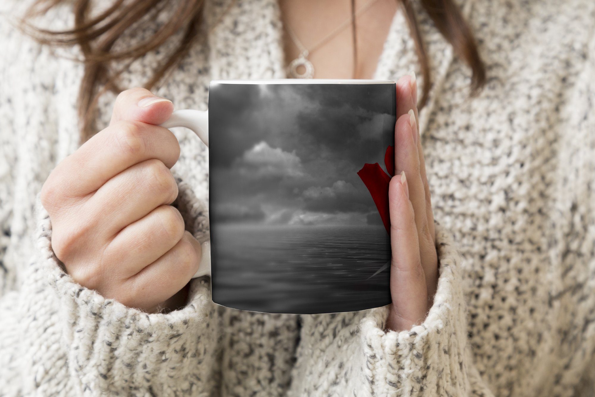 MuchoWow Tasse Schwarz-Weiß-Fotografie und einem, Geschenk Meer Kaffeetassen, vor Teetasse, Teetasse, einem roten Keramik, Becher, Rose einer