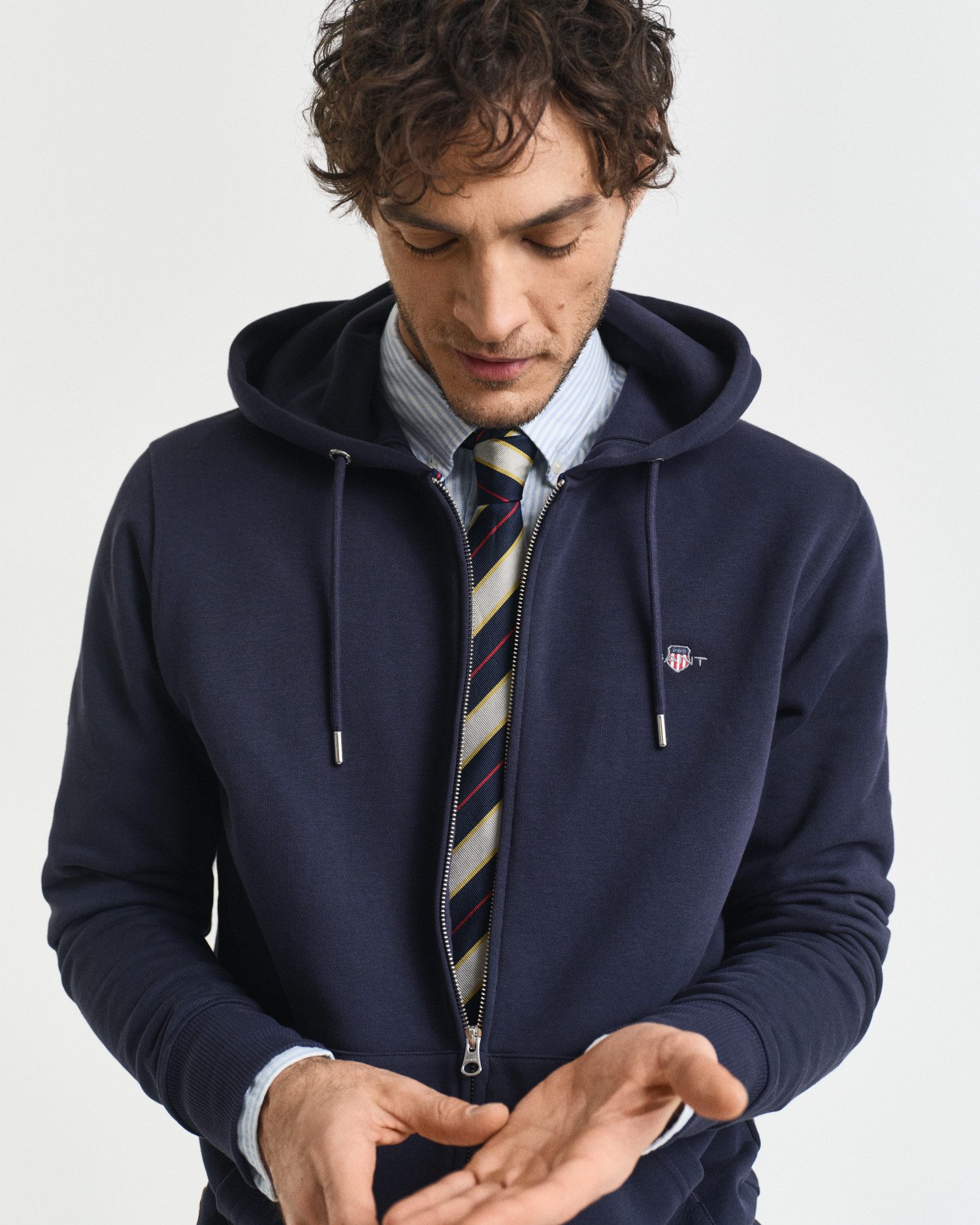 Gant Kapuzensweatjacke REG SHIELD FULL ZIP HOODIE mit Logostickerei auf der günstig online kaufen