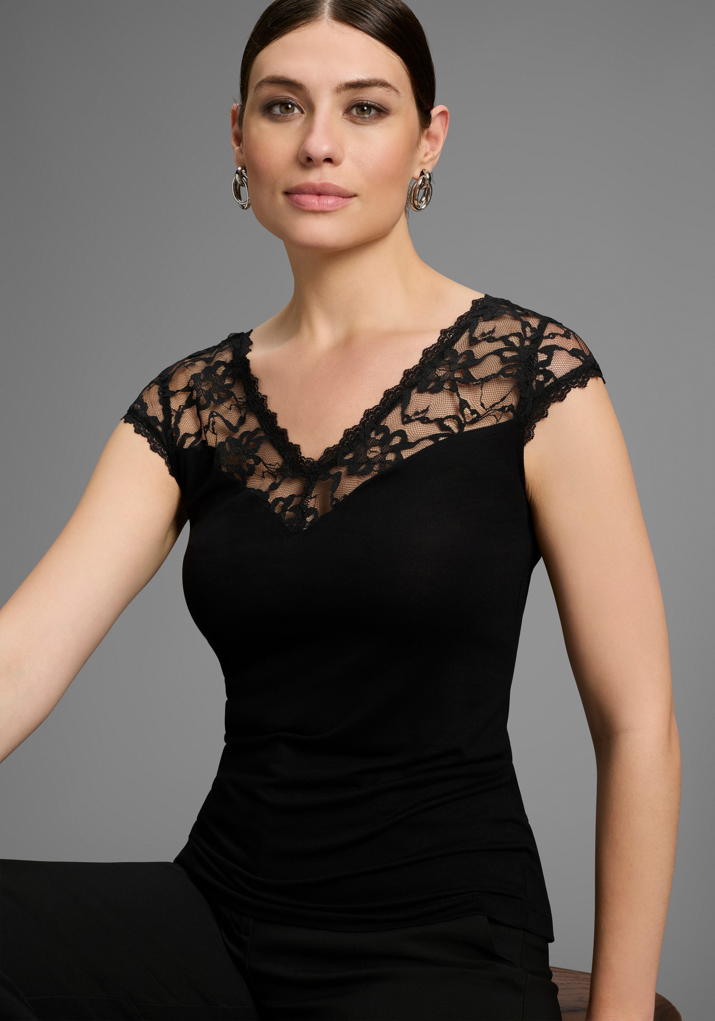 Melrose Spitzenshirt taillierter Schnitt, elastisches Material, mit Spitzen günstig online kaufen