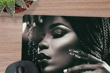 MuchoWow Gaming Mauspad Frau - Halskette - Schwarz - Weiß (1-St), Mousepad mit Rutschfester Unterseite, Gaming, 40x40 cm, XXL, Großes