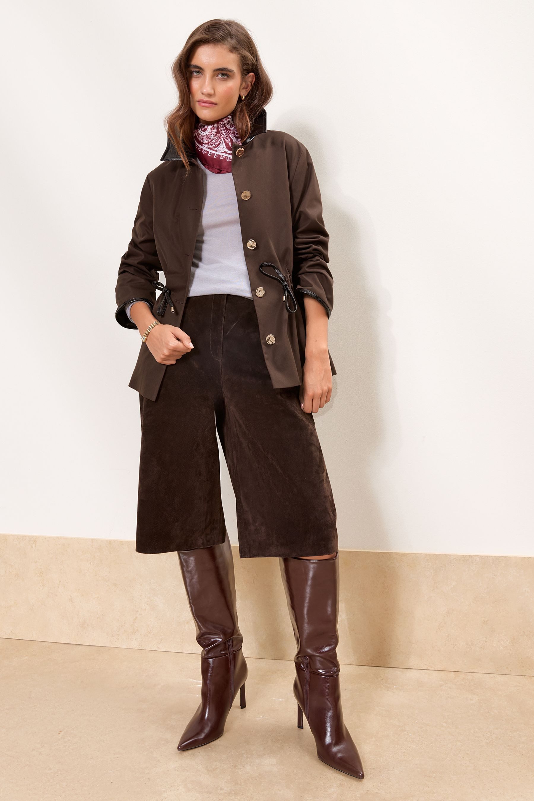 LIPSY Trenchcoat Lipsy Kurzer Trenchcoat mit PU-Kragen, Petite (1-tlg) – Bild 3 von 5