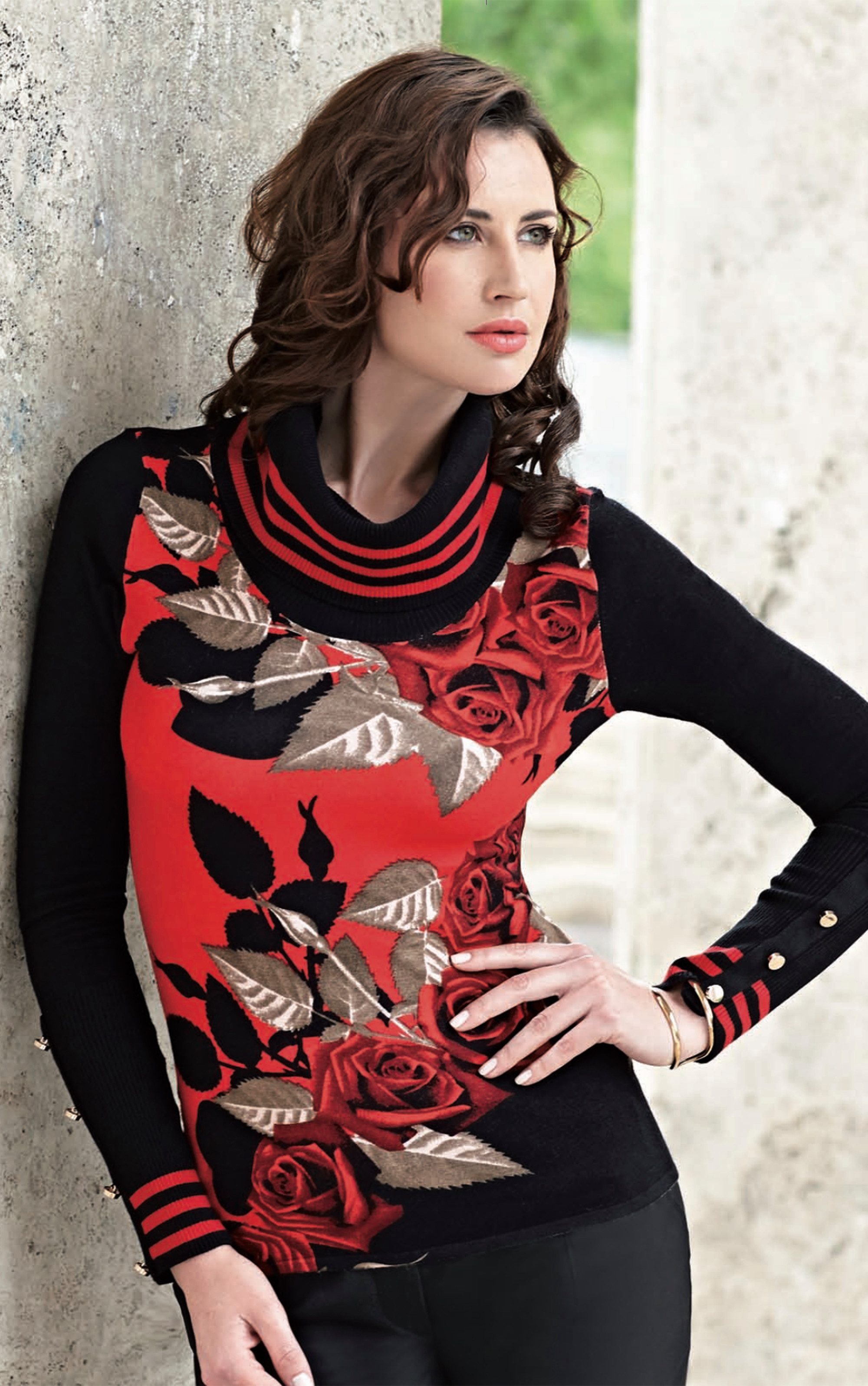 Rollkragenpullover mit Rosenprint und Streifen Muster