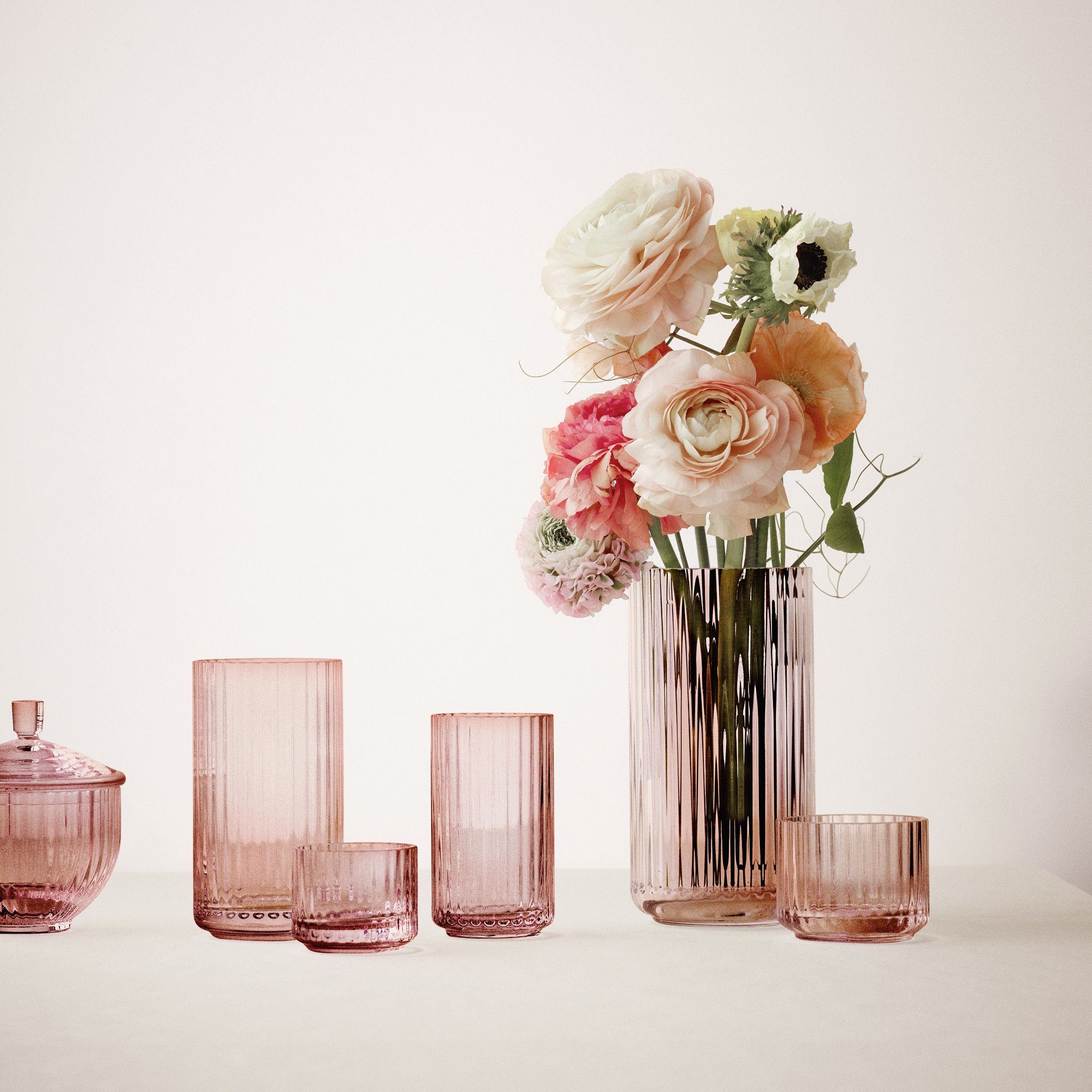 Lyngby Porcelæn Tischvase aus Glas in Säulenform mit Rillen-Struktur, Burgundy