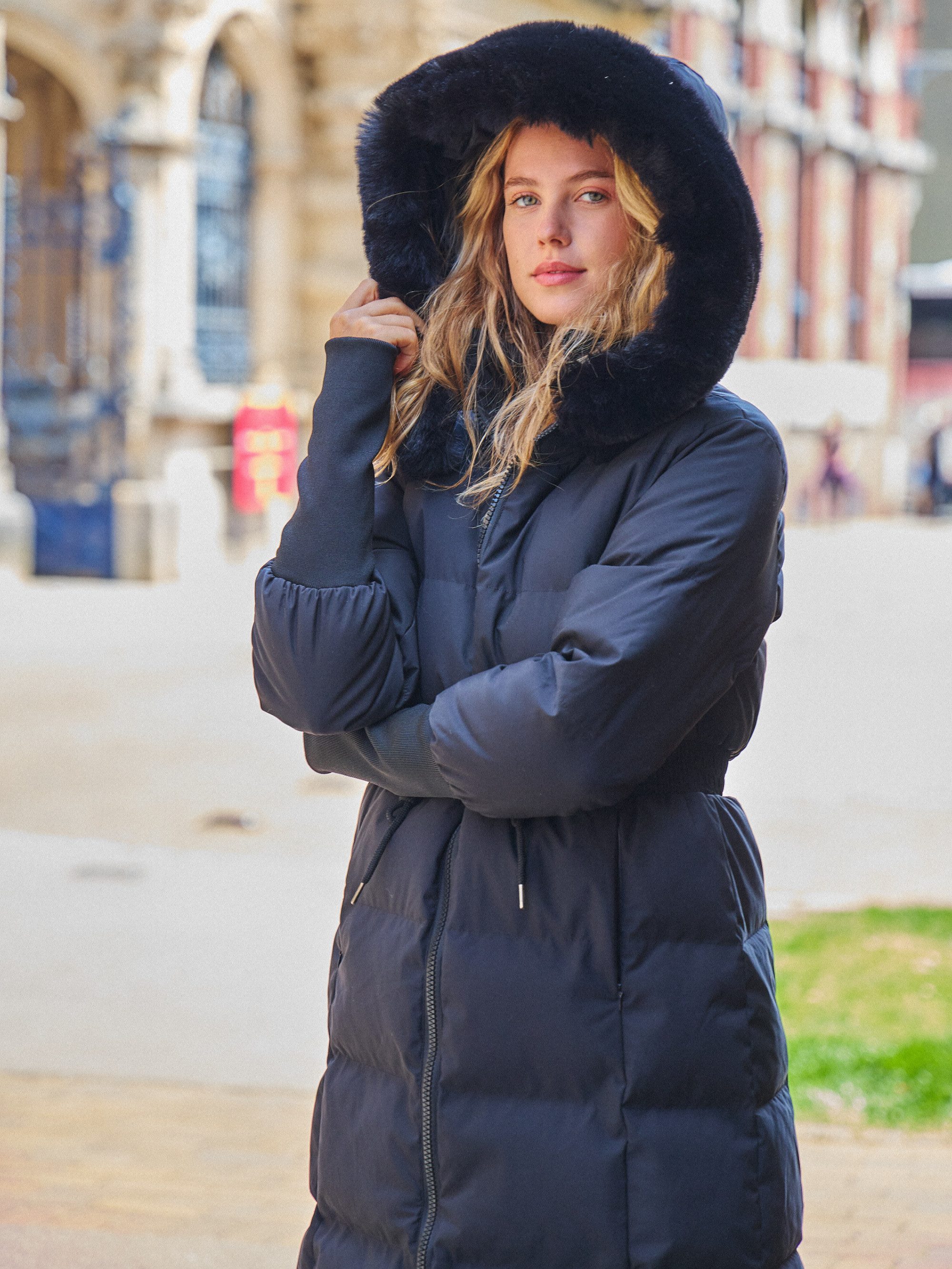 ANNIS Fashion & Accessoires Steppmantel "ELARA" (1-tlg) Tailliert, Fellkapuze, Winterjacke