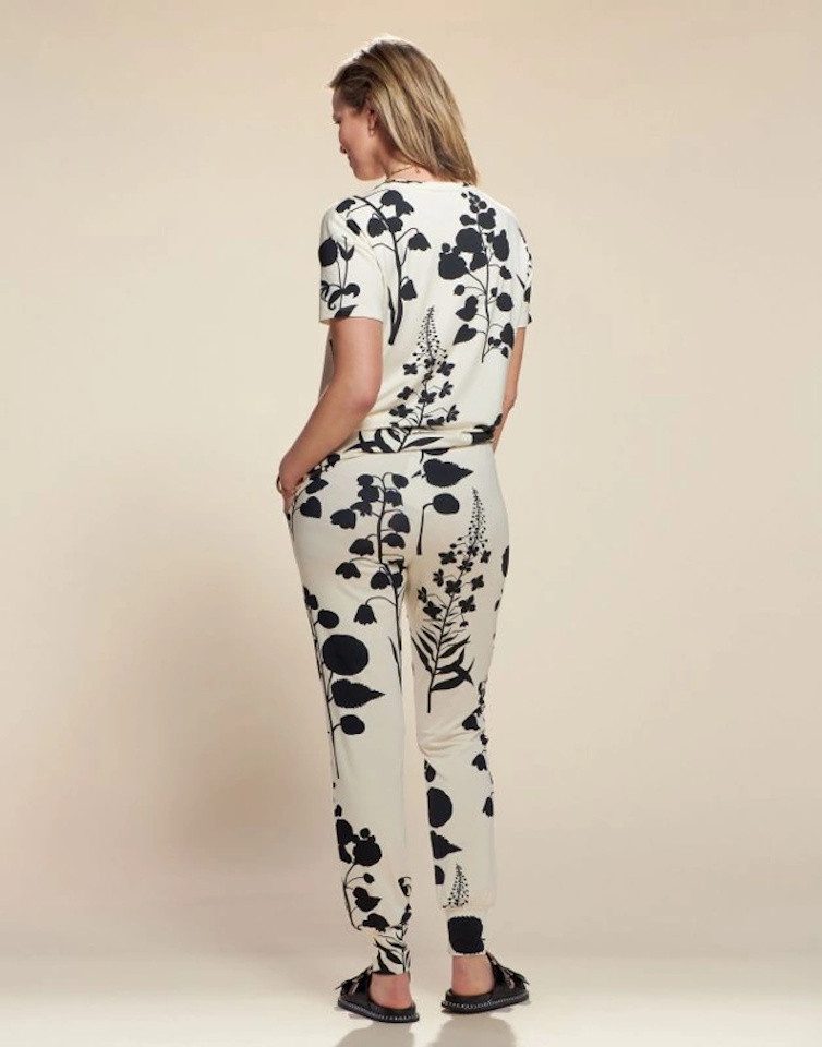 Essenza Pyjamahose Jules Liva Vanilla mit floralem Print