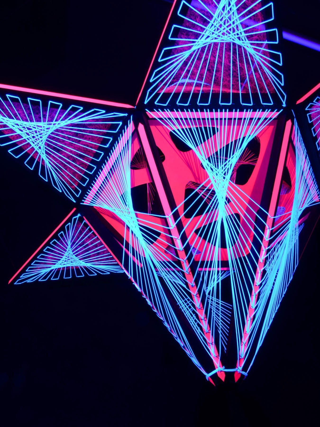 PSYWORK Dekoobjekt Schwarzlicht 3D Dreiecken Sechseck UV-aktiv, leuchtet unter StringArt "Pink Shadow", Schwarzlicht mit 1,30m