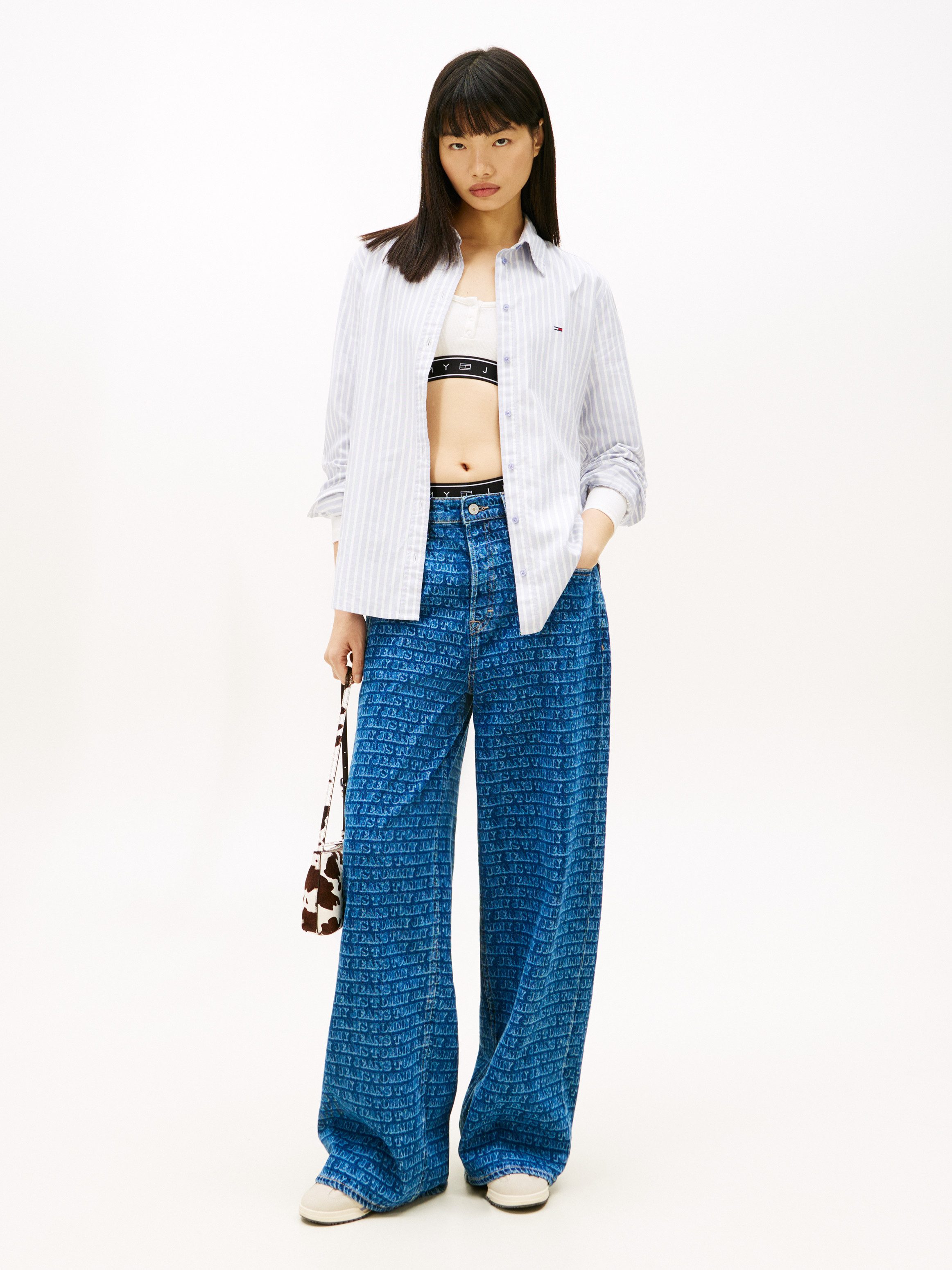 Tommy Jeans Hemdbluse TJW REG OXFORD SHIRT mit Logostickerei, abgerundeter Saum