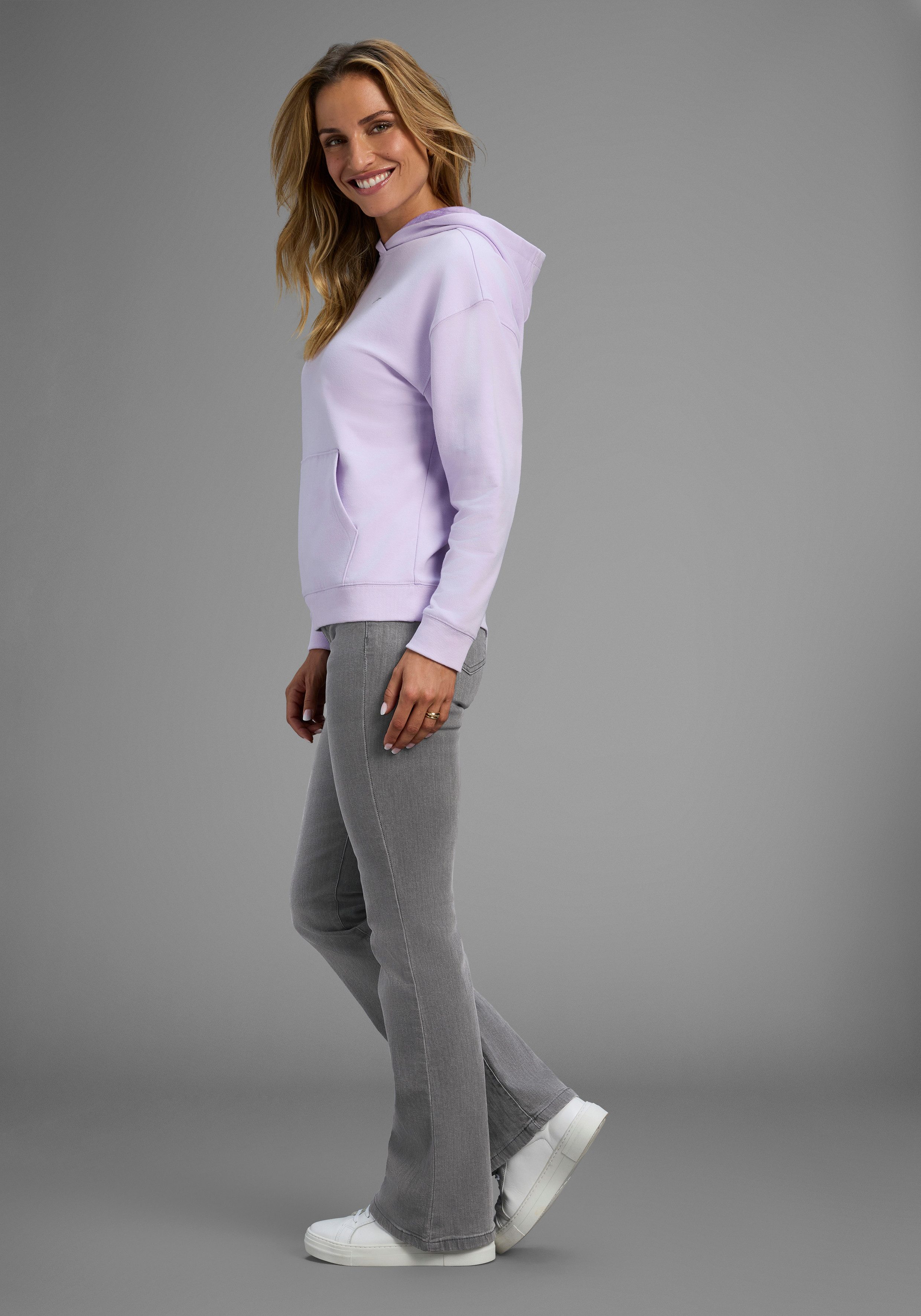 Arizona Bootcut-Jeans Comfort-Fit ausgestellte Beinform, mit Eingrifftaschen, High-Waist – Bild 5 von 5