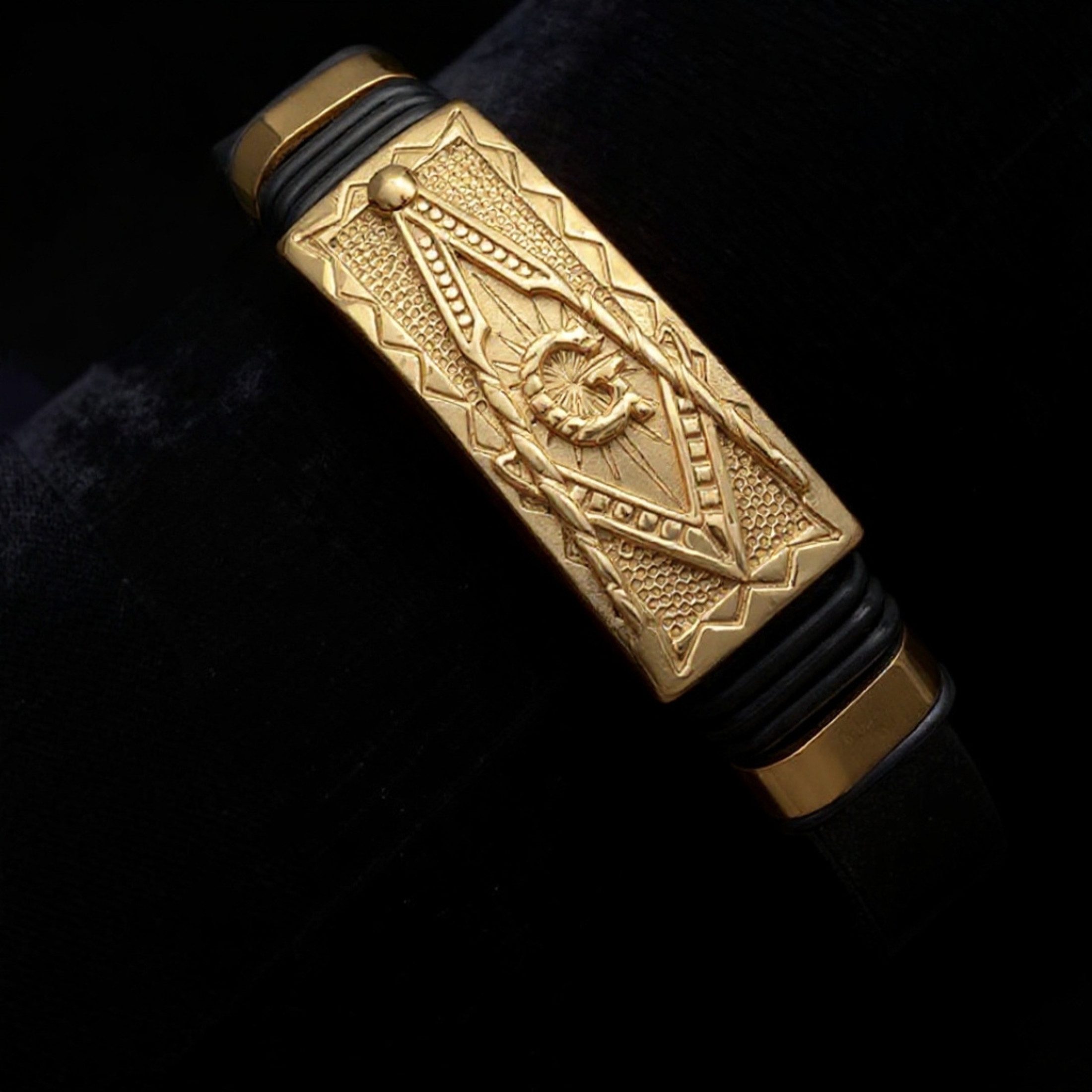 UNIQAL.de Lederarmband TOTEM Masonic Freimaurer – Echtleder & Edelstahl in Gold oder Schwarz (Herren Accessoire, Geschenkidee, Handarbeit, Symbolschmuck, Unisex), Hochwertig verarbeitet