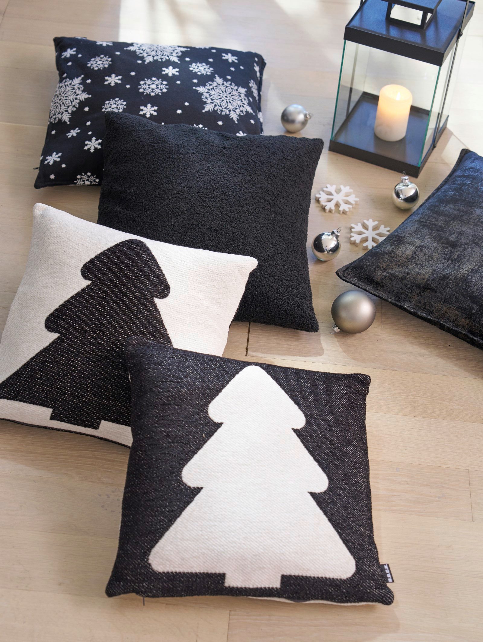 H.O.C.K. Sitzwürfel H.O.C.K. Snow Flakes Hocker rund ø45x45cm schwarz Schneeflöckchen, Weihnachtshocker, Runder Hocker, Sitzhocker, Gemütlich, stilvoll