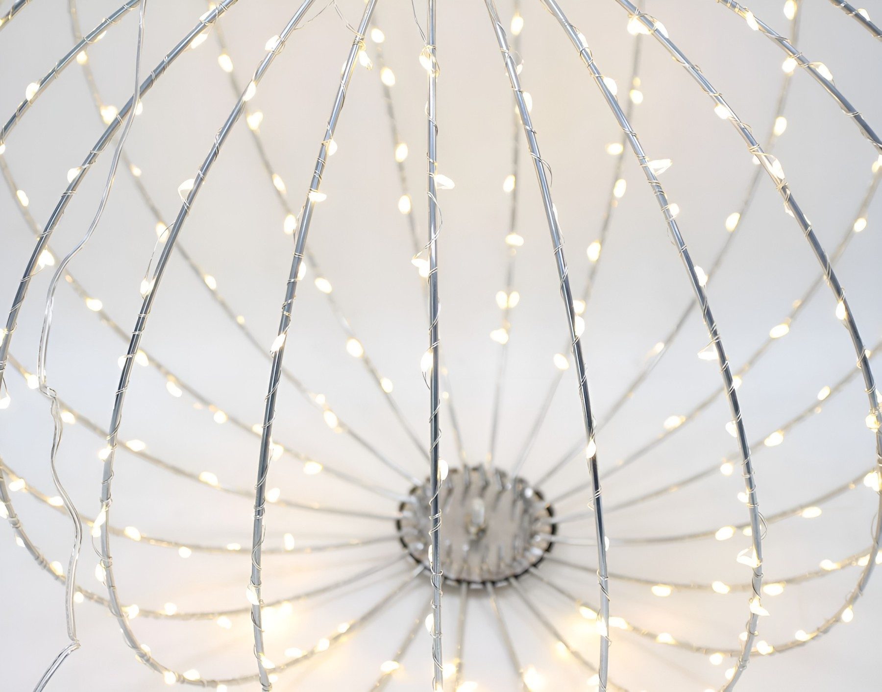 Dekoleidenschaft LED Kugelleuchte "Shine" Kugel aus Metall silber mit ca. 384 LED, Leuchtkugel mit Timer, LED fest integriert, Dekokugel Ø 40cm, Leuchtdeko, Bal – Bild 5 von 5