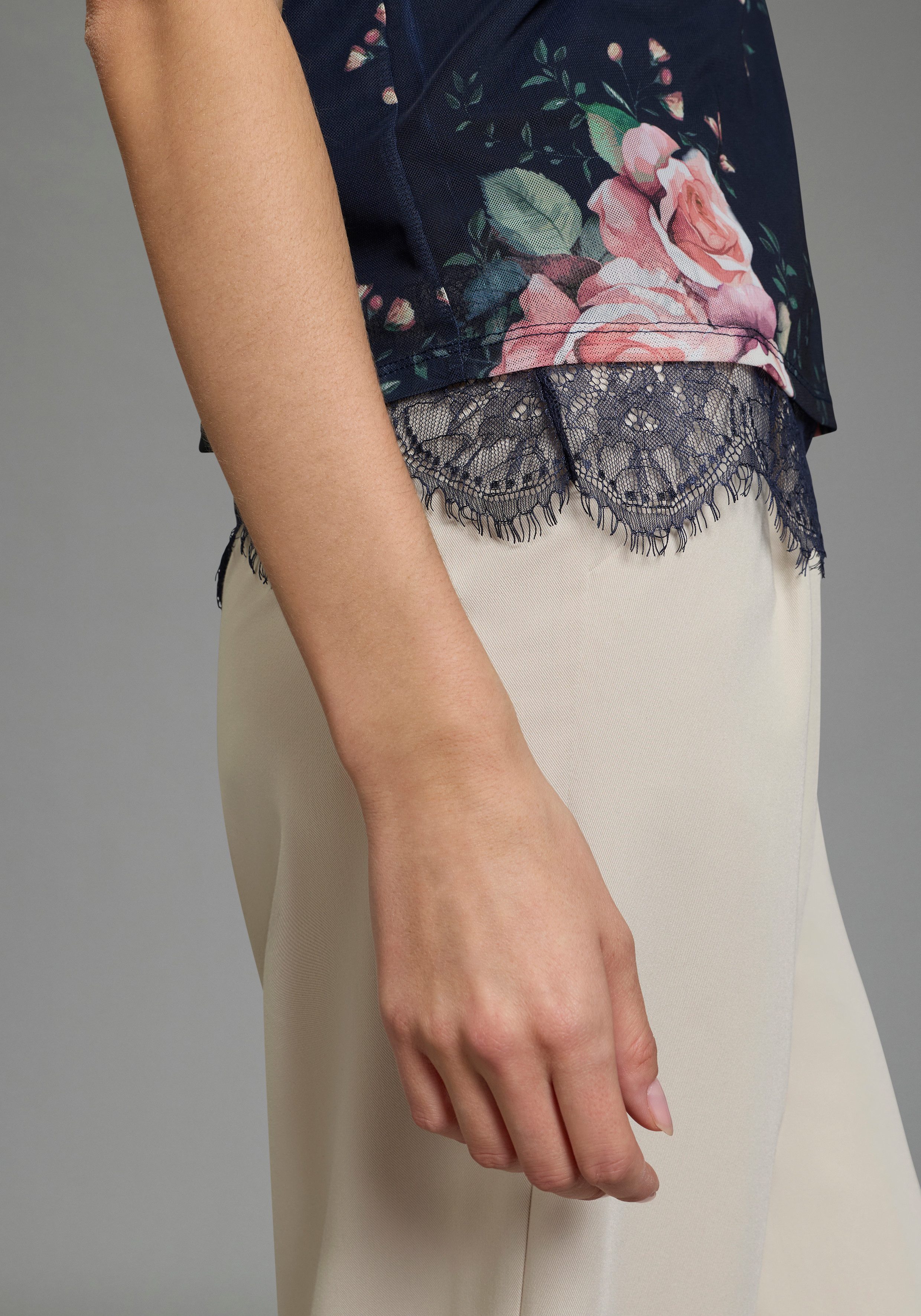 Laura Scott Blusentop aus weichem Mesh mit Spitze, geblümt