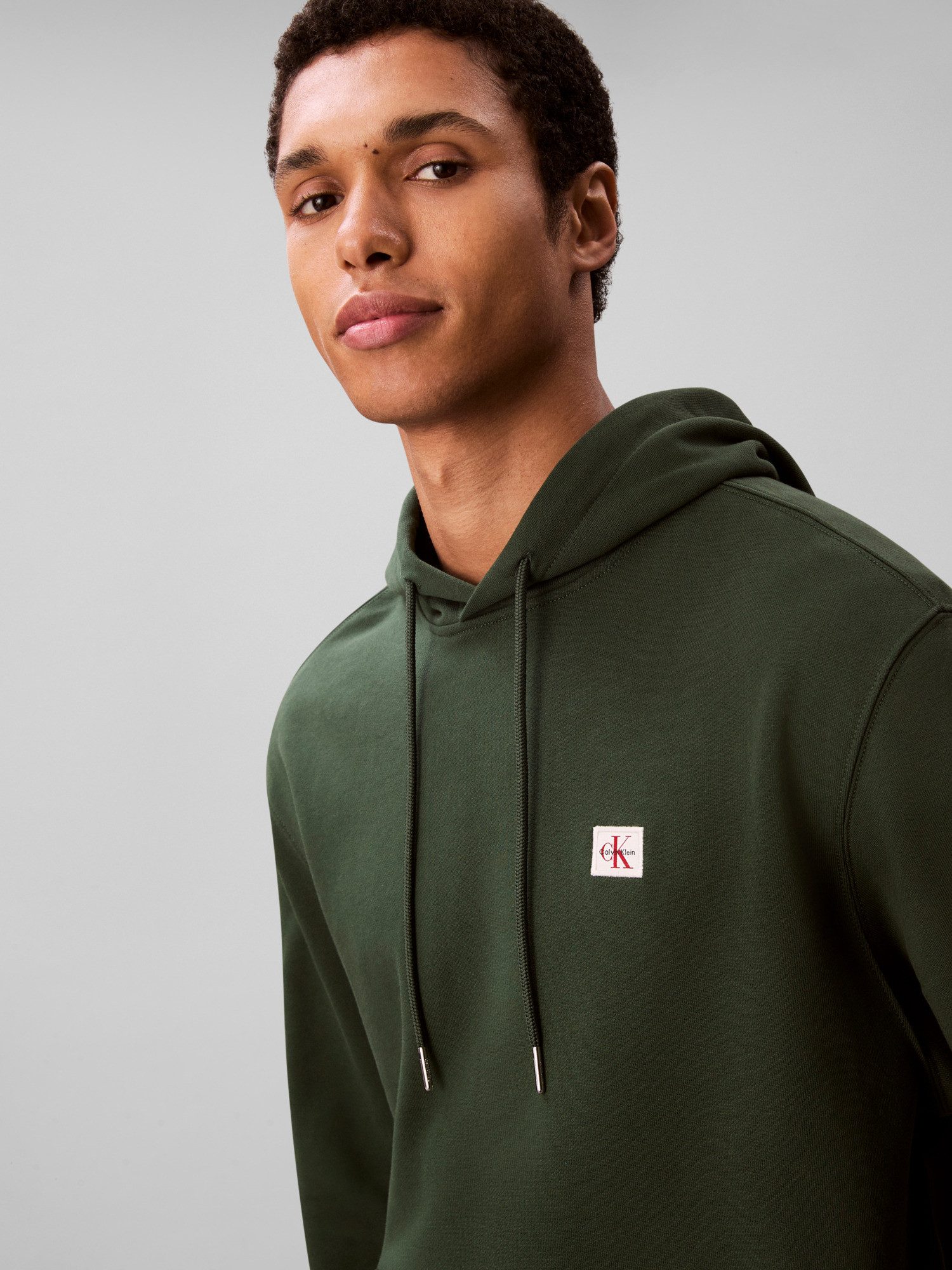 Calvin Klein Jeans Kapuzensweatshirt 400GSM TERRY BADGE HOODIE Mit Rundhalsausschnitt