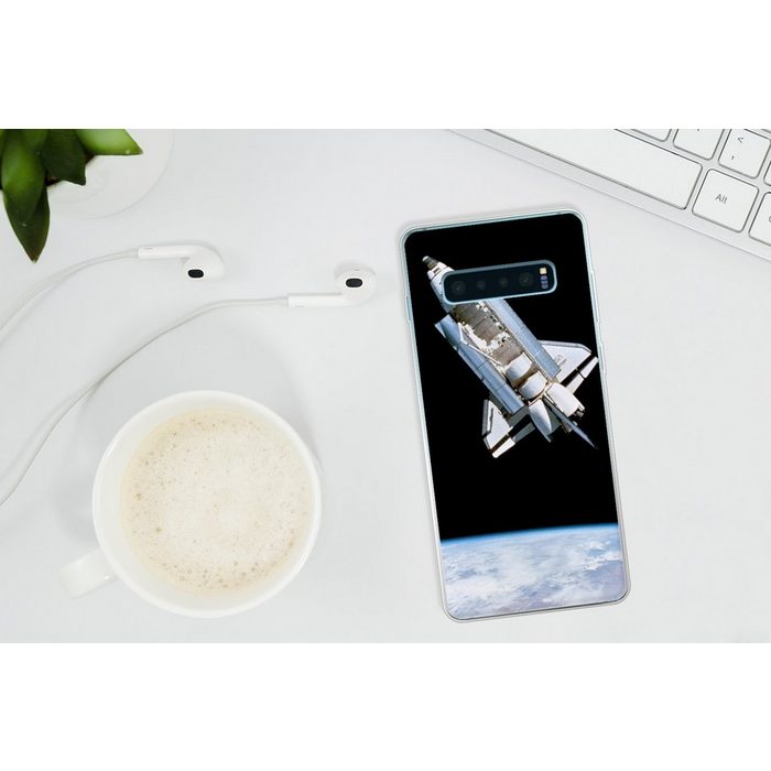 MuchoWow Handyhülle Eine Raumfähre schwebt durch das Universum Phone Case Handyhülle Samsung Galaxy S10+ Silikon Schutzhülle FN11474