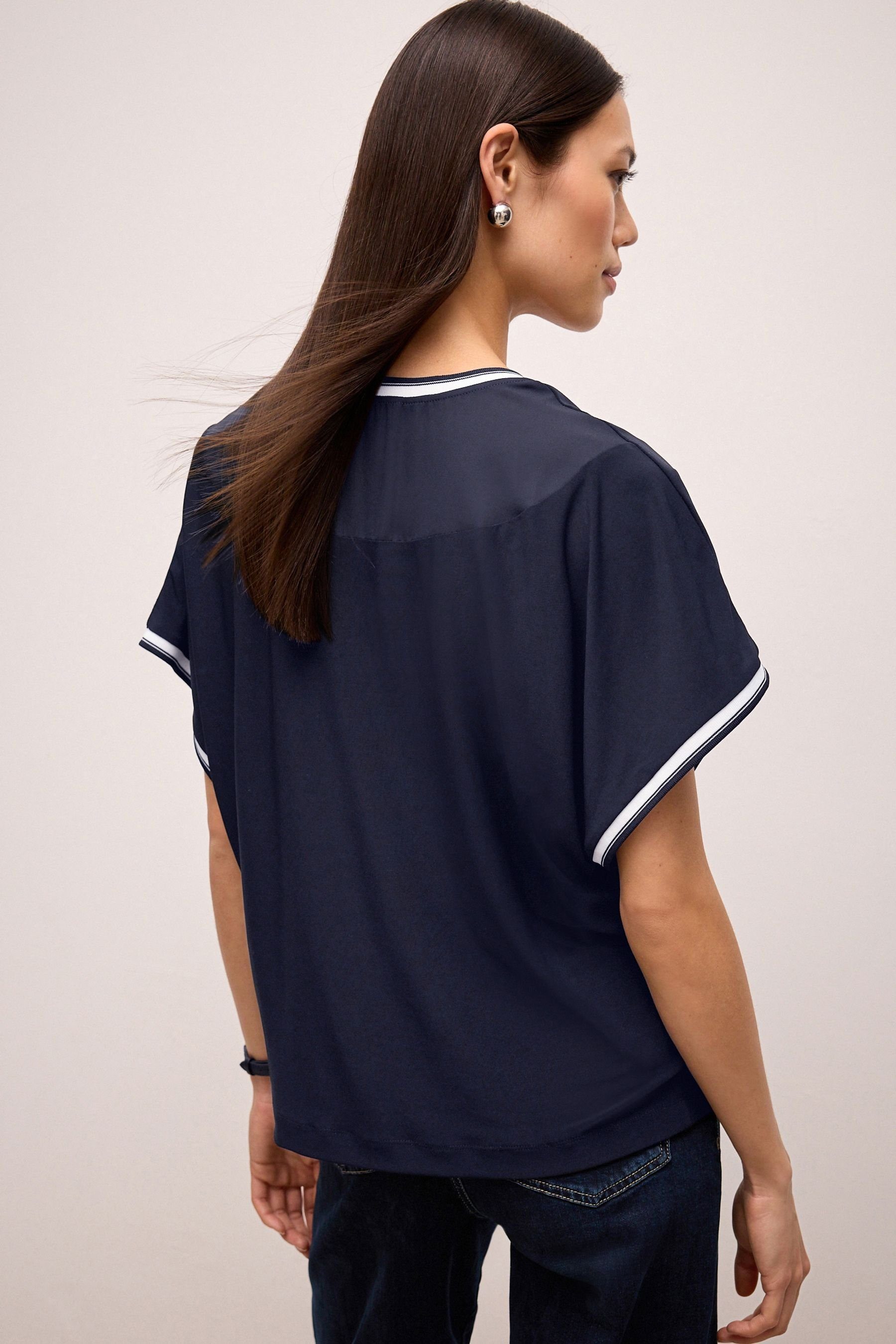 Next T-Shirt Geripptes T-Shirt mit V-Ausschnitt günstig online kaufen
