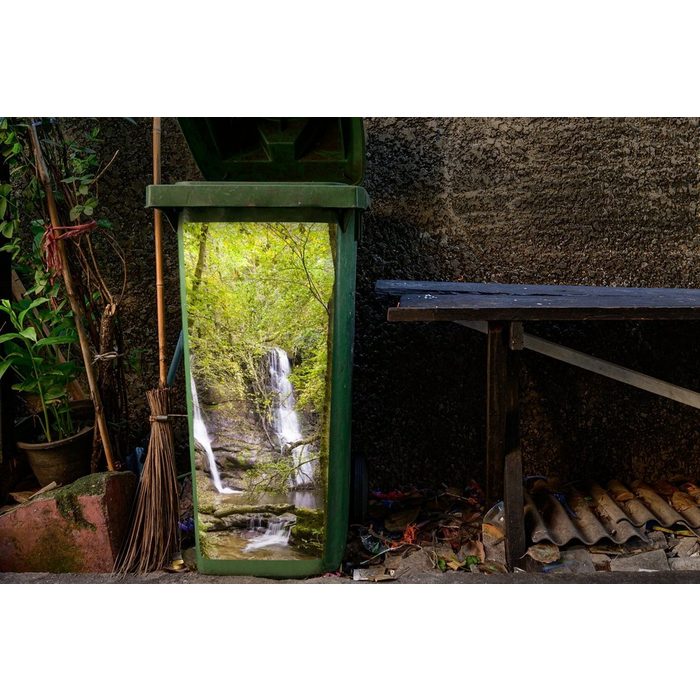 MuchoWow Wandsticker Wasserfälle tief in den Wäldern des Brecon Beacons National Park (1 St) Mülleimer-aufkleber Mülltonne Sticker Container Abfalbehälter
