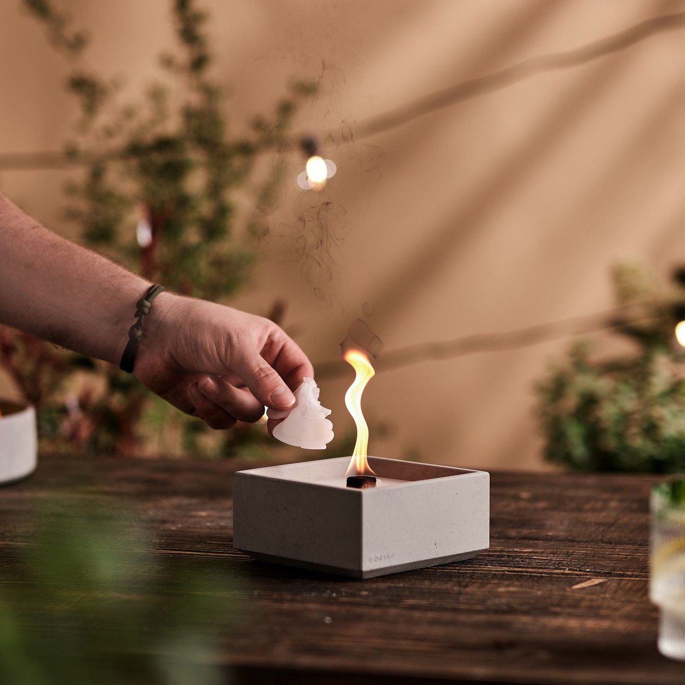 beske Outdoorkerze Betonfeuer® - Meru mit Dauerdocht, Wachsrecycling mit besonderem Ambiente und nachhaltigem Dauerdocht