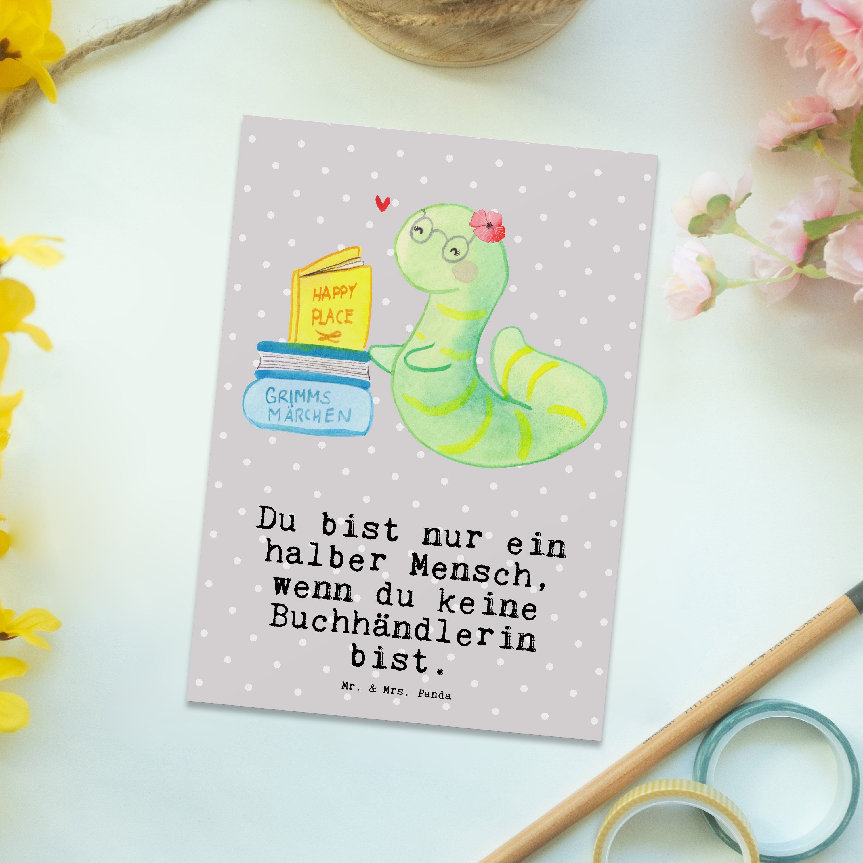 Herz Buchhändlerin & Postkarte Grau Bücherwurm, Panda - Pastell mit Geschenk, Mr. Mrs. - Bibliot