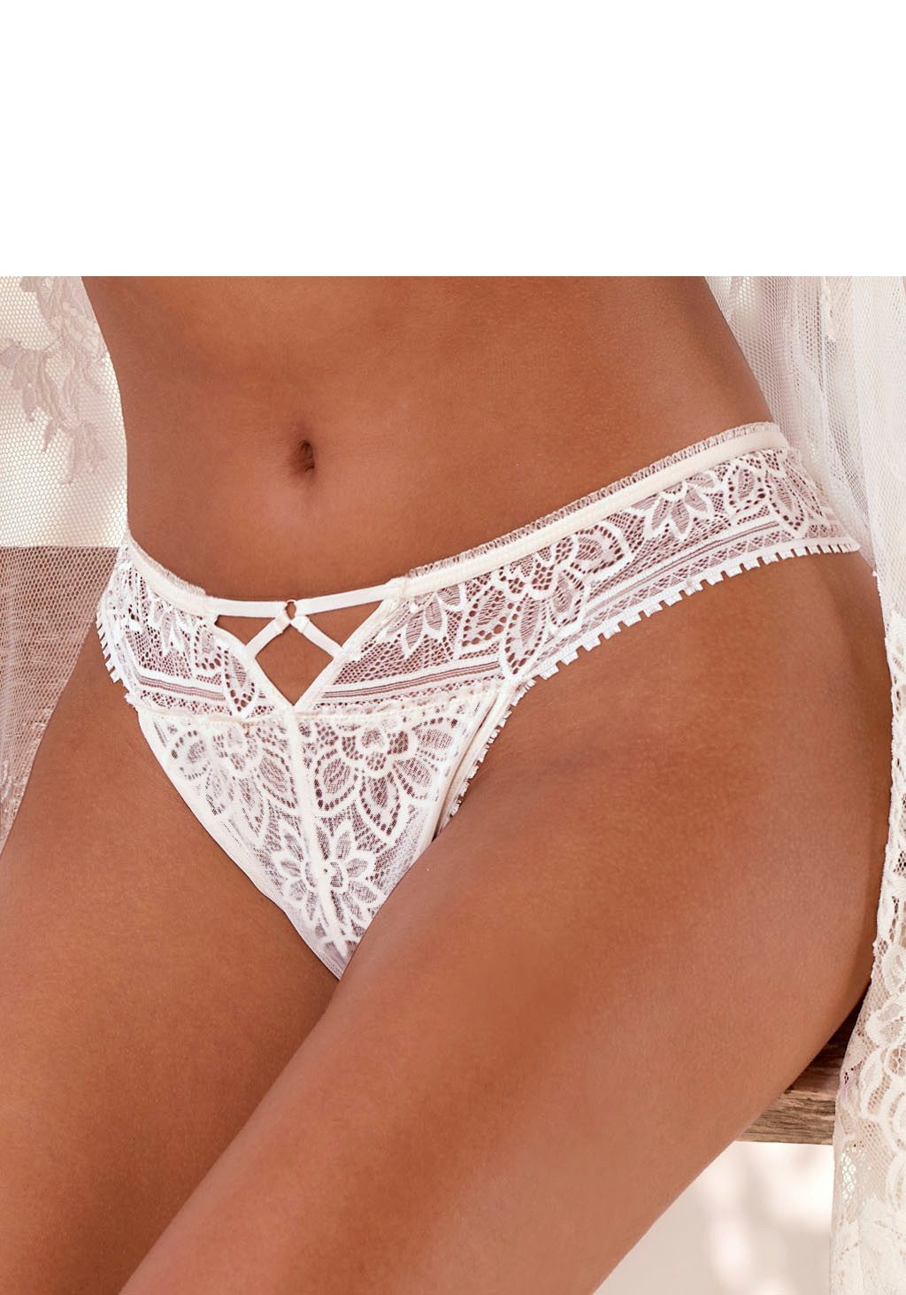 LASCANA String mit edlem Cut-Out aus floraler Jacquardspitze