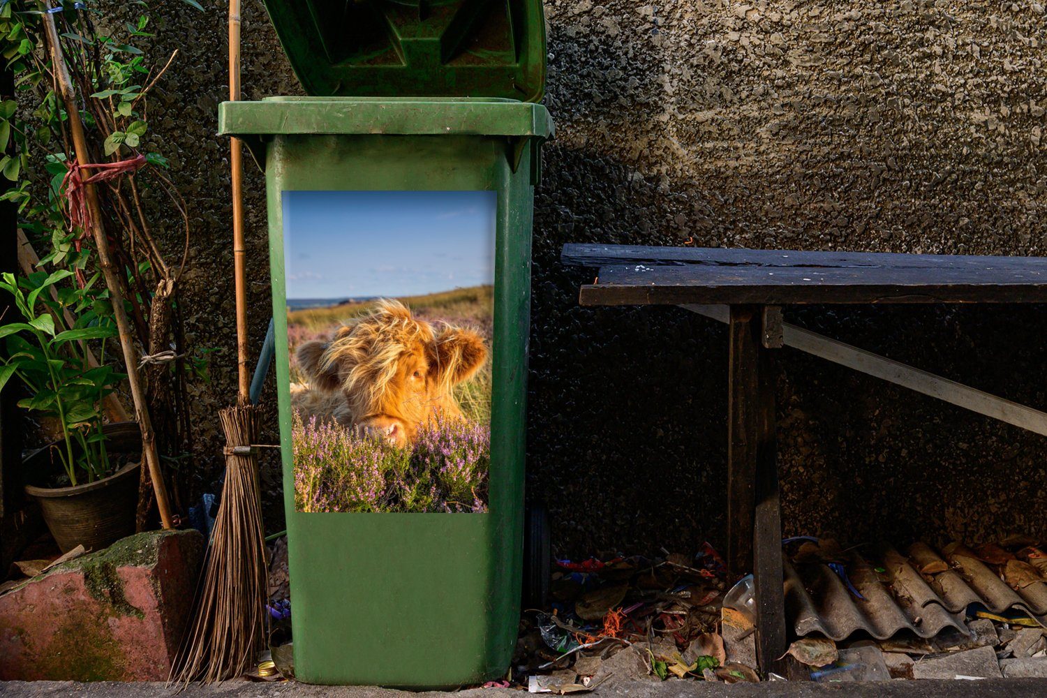 MuchoWow Wandsticker Schottische Abfalbehälter Gras - Tiere Heide Container, Highlander (1 Sticker, - Mülleimer-aufkleber, - St), Mülltonne