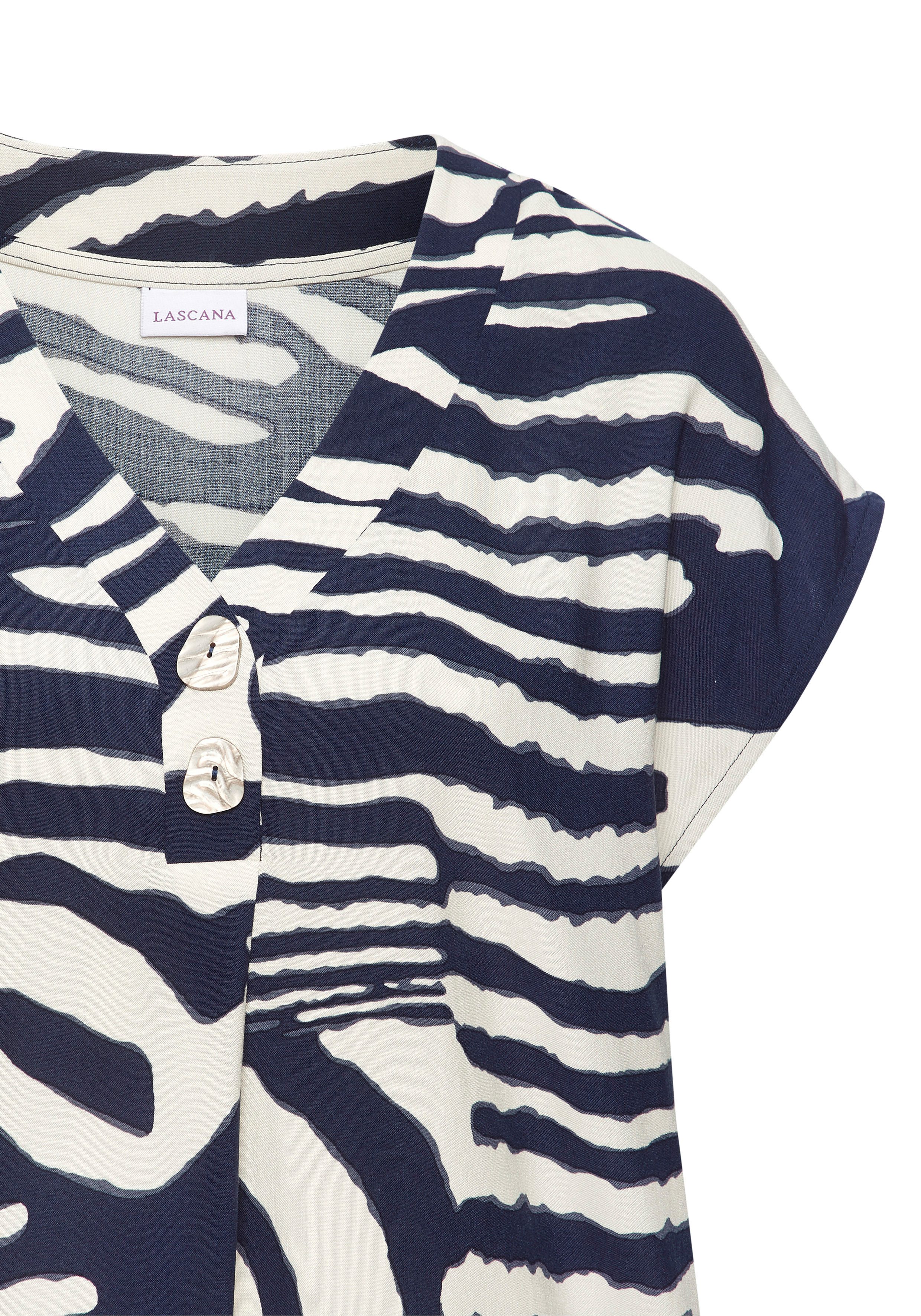 LASCANA Schlupfbluse mit Animalprint und tiefem V-Ausschnitt mit modischen Knöpfen luftige Kurzarmbluse, lockeres Blusenshirt, Bluse mit Alloverdruck – Bild 4 von 5