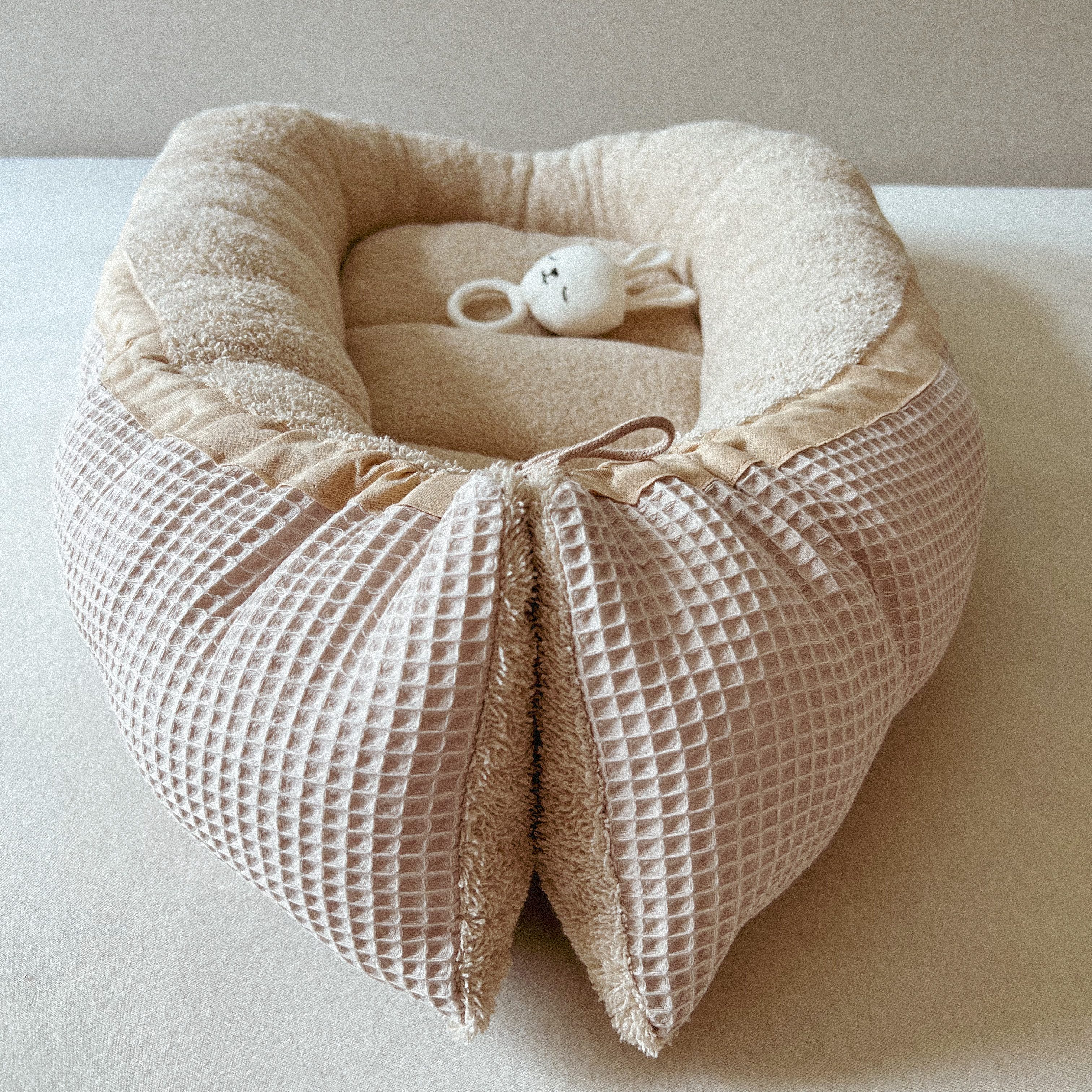LittleANTunique Bettnestchen Nestchen Waffelpique beige I Babynest I Bettnestchen I Babybett – Bild 5 von 5