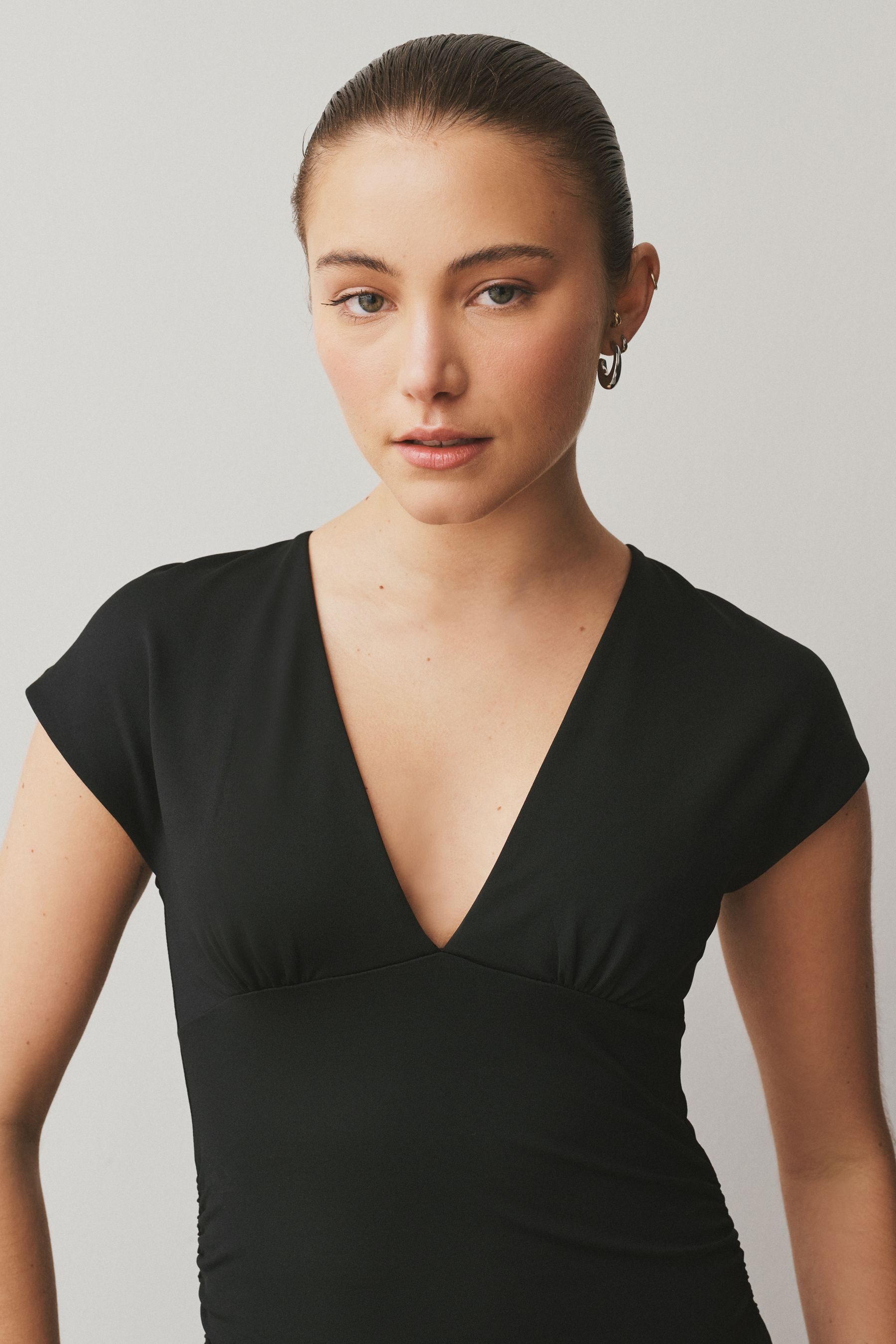 Next V-Shirt Kurzarm-Oberteil mit Raffung und V-Ausschnitt (1-tlg) – Bild 4 von 5