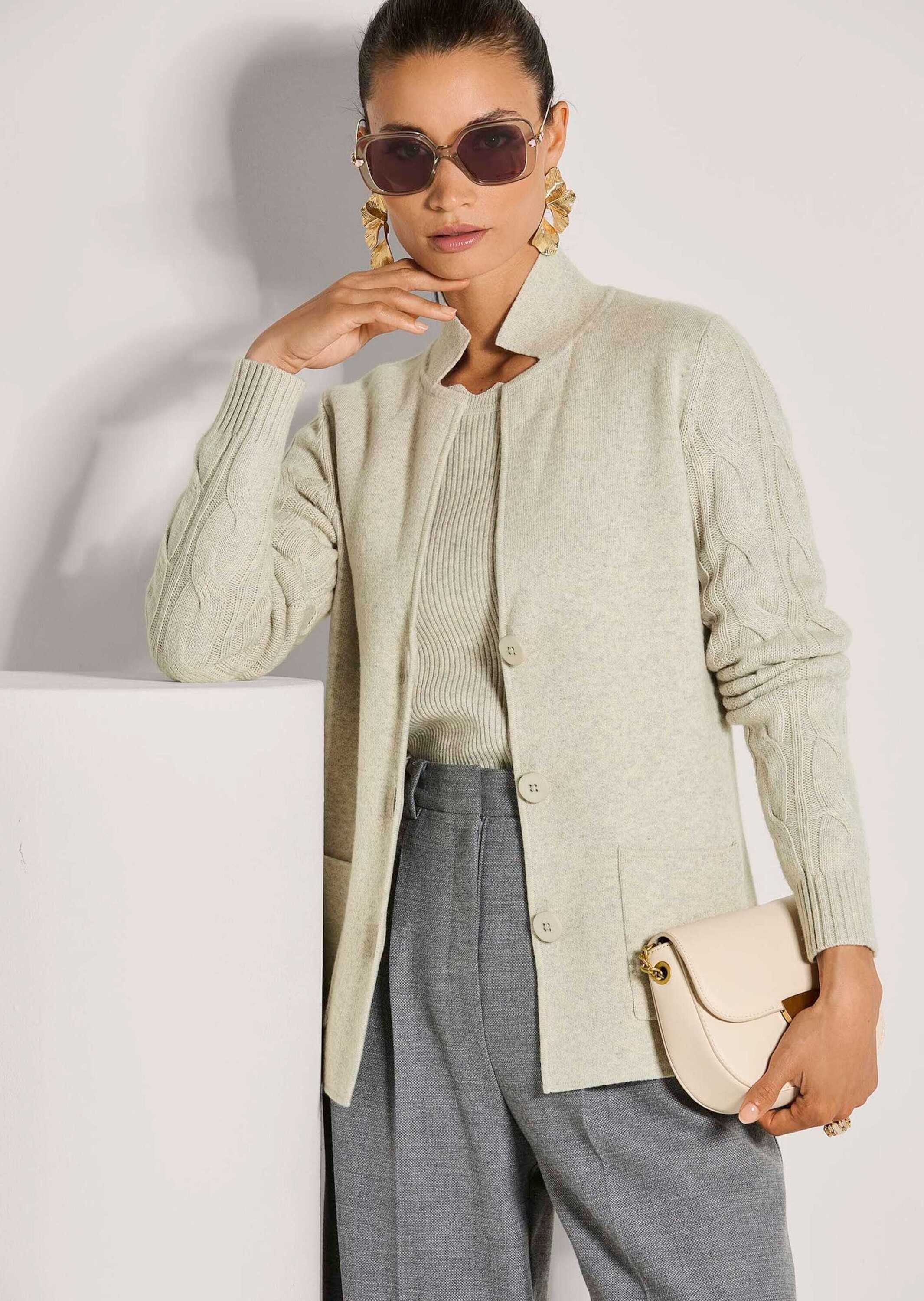 MADELEINE Strickjacke Eleganter Blazer mit Reverskragen Zopfmuster-Ärmel und Knopfleiste, Langarm